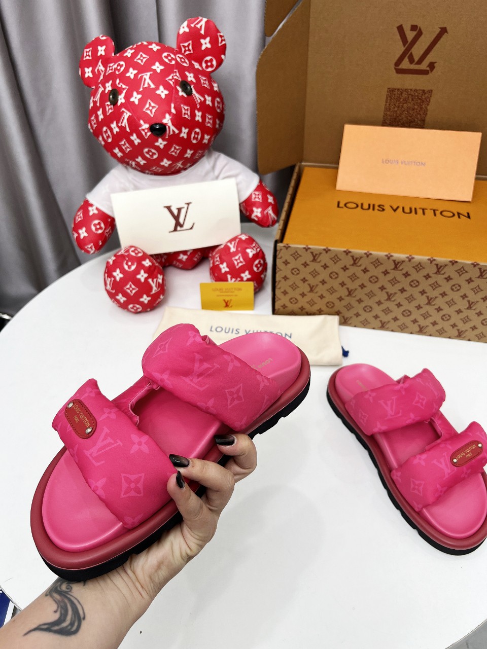 Louis Vuitton 情侣码 𝙇𝙤𝙪𝙞𝙨 𝙑𝙪𝙞𝙩𝙩𝙤𝙣 路易威登面包拖 又一 最新 强调 100%真羽绒填充