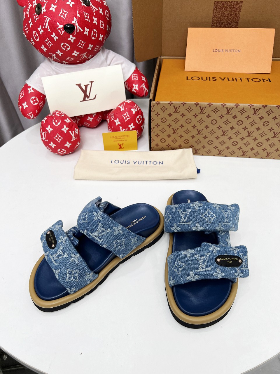 NO:278007,Real-priced LV hottest models are both men and women, couple sizes, Louis Vuitton bread rolls, another hottest model, latest emphasis on real down filling, the super hottest presbyopia slippers, the foot feeling of the soft and comfortable, popular little red book, high-end lazy style... There is no pair of ugly slippers in summer, which is soulless, so I will plant grass today. 25 The rainbow color of the spring is so suitable for this summer, it looks high-end. The full and fluffy effect of the relief silk design is particularly good. I fell in love with it inexplicably. The sole increases by 3 cm. The NICE Velcro design is wide and can make your feet look thin and beautiful. I love it in summer!  !  This design is so fashionable and the cool style can be matched!  !  Size#35-45,,louis vuitton,louis vuitton,slippers,down jacket19860909实价LV爆款齐色男女同款 情侣码  路易威登面包拖 又一爆款 最新 强调 真羽绒填充 LV一出即巅峰的超爆款的老花拖鞋面包的脚感 软绵绵的超舒服 火爆小红书 高级慵懒风.... 夏天没有一双丑拖鞋是没有灵魂的 今天就来种草了 25开春彩虹色太适合这个夏季了显高级 感 浮雕丝绸设计饱满蓬蓬的效果特别有好感 显白莫名其妙的爱上了.鞋底立增3公分, NICE 魔术贴的设计宽宽的可以显的脚好瘦好好看 夏天最爱！！ 这个设计太时尚了 酷酷的风格也可以搭配！！ Size#35-45,,louis vuitton,louis vuitton,slippers,down jacket,Men's shoes