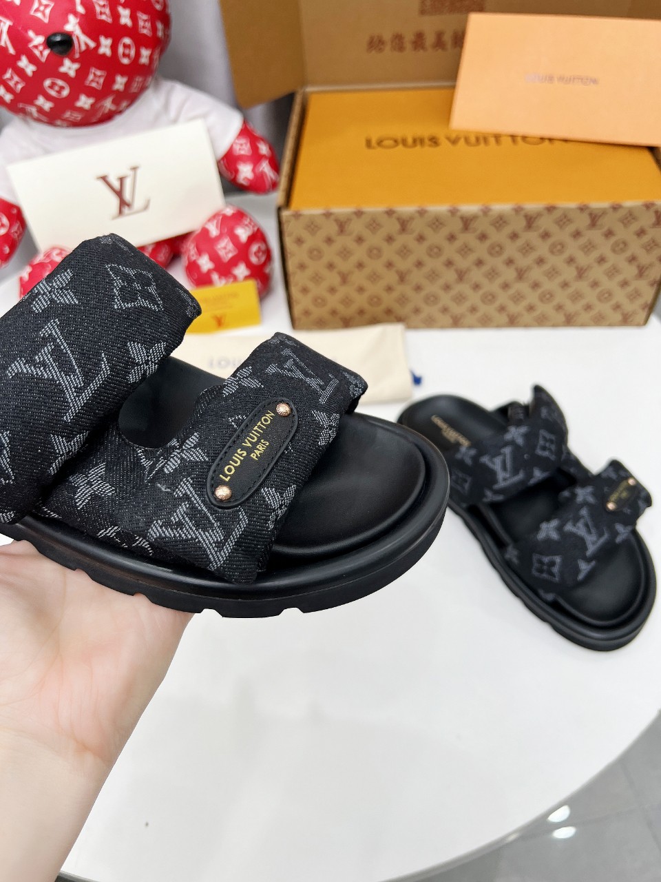 NO:266478,LV hits, both sexes, couple sizes, Louis Vuitton bread rolls, another hit, latest emphasis, real down filling, the super hot stuffed, presbyopia slippers, the foot feel of the soft and comfortable, popular little red book, high-end lazy style... There is no pair of ugly slippers in summer, which is soulless, so I will plant grass today. 25 The rainbow color of the spring is so suitable for this summer, it looks high-end. The full and fluffy effect of the relief silk design is particularly good. I fell in love with it inexplicably. The sole increases by 3 cm. The NICE Velcro design is wide and can make your feet look thin and beautiful. I love it in summer!  !  This design is so fashionable and the cool style can be matched!  !  Size#35-45, slippers, louis vuitton, louis vuitton, slippers, down jacket19860909LV爆款 齐色男女同款 情侣码  路易威登面包拖 又一爆款 最新 强调 真羽绒填充 LV一出即巅峰的超爆款的老花拖鞋面包的脚感 软绵绵的超舒服 火爆小红书 高级慵懒风.... 夏天没有一双丑拖鞋是没有灵魂的 今天就来种草了 25开春彩虹色太适合这个夏季了显高级 感 浮雕丝绸设计饱满蓬蓬的效果特别有好感 显白莫名其妙的爱上了.鞋底立增3公分, NICE 魔术贴的设计宽宽的可以显的脚好瘦好好看 夏天最爱！！ 这个设计太时尚了 酷酷的风格也可以搭配！！ Size#35-45,拖鞋,louis vuitton,louis vuitton,slippers,down jacket,Women's Shoes