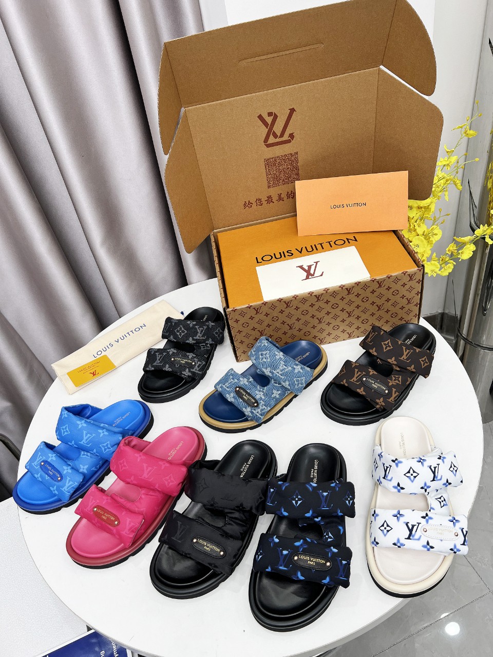 NO:266480,LV hits are the same as men and women, couple sizes, Louis Vuitton bread rolls, another hit, latest emphasis on real down filling, the super hot-spread presbyopia slippers, the foot feel of the soft and comfortable, the hot little red book, the high-end lazy style... There is no pair of ugly slippers in summer, which is soulless, so I will plant grass today. 25 The rainbow color of the spring is so suitable for this summer, it looks high-end. The full and fluffy effect of the relief silk design is particularly good. I fell in love with it inexplicably. The sole increases by 3 cm. The NICE Velcro design is wide and can make your feet look thin and beautiful. I love it in summer!  !  This design is so fashionable and the cool style can be matched!  !  Size#35-45, slippers, louis vuitton, louis vuitton, slippers, down jacket19860909LV爆款齐色男女同款 情侣码  路易威登面包拖 又一爆款 最新 强调 真羽绒填充 LV一出即巅峰的超爆款的老花拖鞋面包的脚感 软绵绵的超舒服 火爆小红书 高级慵懒风.... 夏天没有一双丑拖鞋是没有灵魂的 今天就来种草了 25开春彩虹色太适合这个夏季了显高级 感 浮雕丝绸设计饱满蓬蓬的效果特别有好感 显白莫名其妙的爱上了.鞋底立增3公分, NICE 魔术贴的设计宽宽的可以显的脚好瘦好好看 夏天最爱！！ 这个设计太时尚了 酷酷的风格也可以搭配！！ Size#35-45,拖鞋,louis vuitton,louis vuitton,slippers,down jacket,Women's Shoes