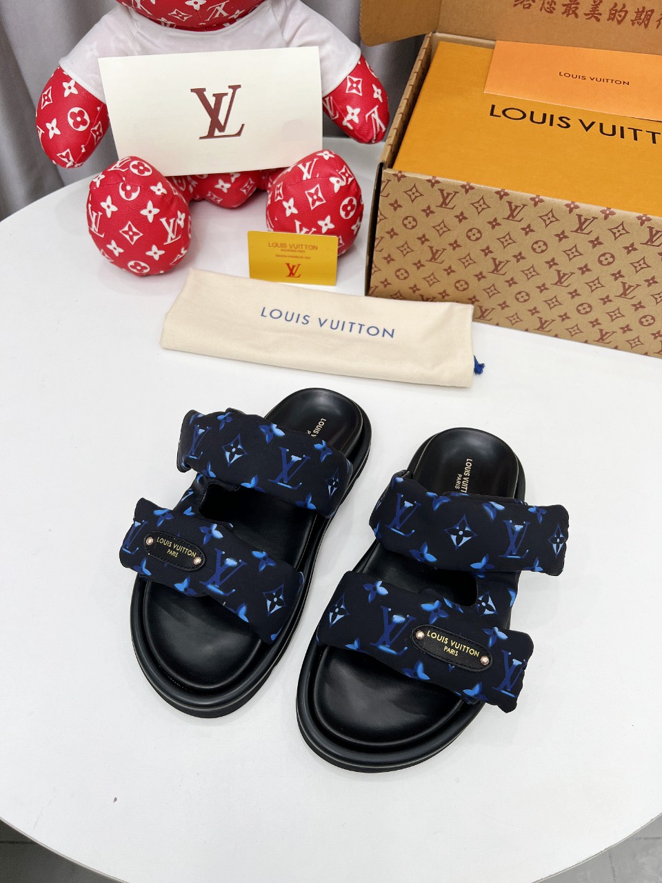 NO:266482,LV hits, both sexes, couple sizes, Louis Vuitton bread rolls, another hit, latest emphasis, real down filling, the super hot stuffed, presbyopia slippers, the foot feel of the soft and comfortable, popular little red book, high-end lazy style... There is no pair of ugly slippers in summer, which is soulless, so I will plant grass today. 25 The rainbow color of the spring is so suitable for this summer, it looks high-end. The full and fluffy effect of the relief silk design is particularly good. I fell in love with it inexplicably. The sole increases by 3 cm. The NICE Velcro design is wide and can make your feet look thin and beautiful. I love it in summer!  !  This design is so fashionable and the cool style can be matched!  !  Size#35-45, slippers, louis vuitton, louis vuitton, slippers, down jacket19860909LV爆款 齐色男女同款 情侣码  路易威登面包拖 又一爆款 最新 强调 真羽绒填充 LV一出即巅峰的超爆款的老花拖鞋面包的脚感 软绵绵的超舒服 火爆小红书 高级慵懒风.... 夏天没有一双丑拖鞋是没有灵魂的 今天就来种草了 25开春彩虹色太适合这个夏季了显高级 感 浮雕丝绸设计饱满蓬蓬的效果特别有好感 显白莫名其妙的爱上了.鞋底立增3公分, NICE 魔术贴的设计宽宽的可以显的脚好瘦好好看 夏天最爱！！ 这个设计太时尚了 酷酷的风格也可以搭配！！ Size#35-45,拖鞋,louis vuitton,louis vuitton,slippers,down jacket,Women's Shoes