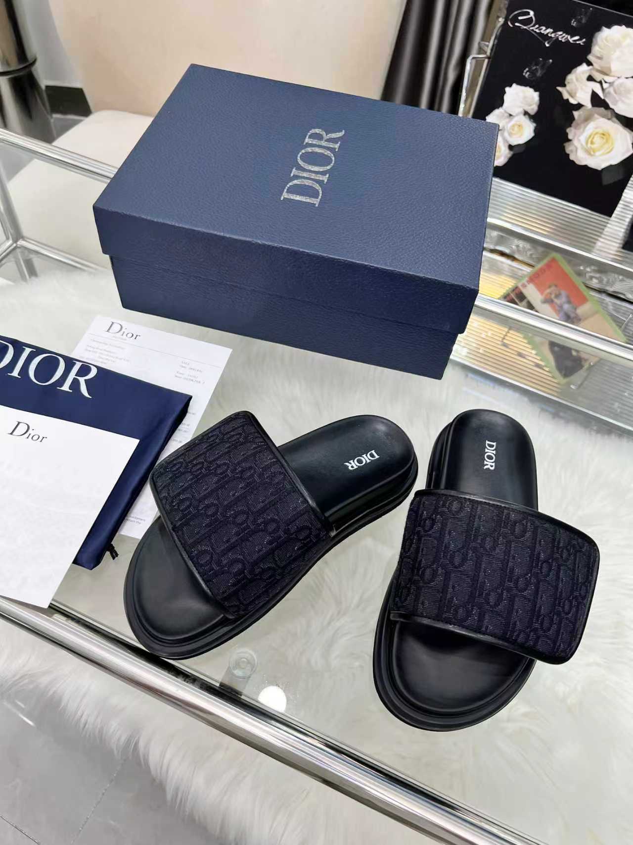 NO:463411,New color cloth, classic upgrade plus 2025 new color system Dior Classic slipper series, original replica, high version, super durable and super versatile, very comfortable to put on, slim and white, original custom upper, original D hardware buckle, original TPU outsole, size 39-46, slippers, dior, dior, slippers19860909新色布面 经典升级加2025新色系 Dior迪奥 经典拖鞋系列 原版复刻 高版本 超耐看超百搭款 上脚非常舒适 显瘦又显白 鞋面原版定制鞋面,原版d五金扣 ,原版TPU大底 码数39-46码,拖鞋,dior,dior,slippers,Women's Shoes