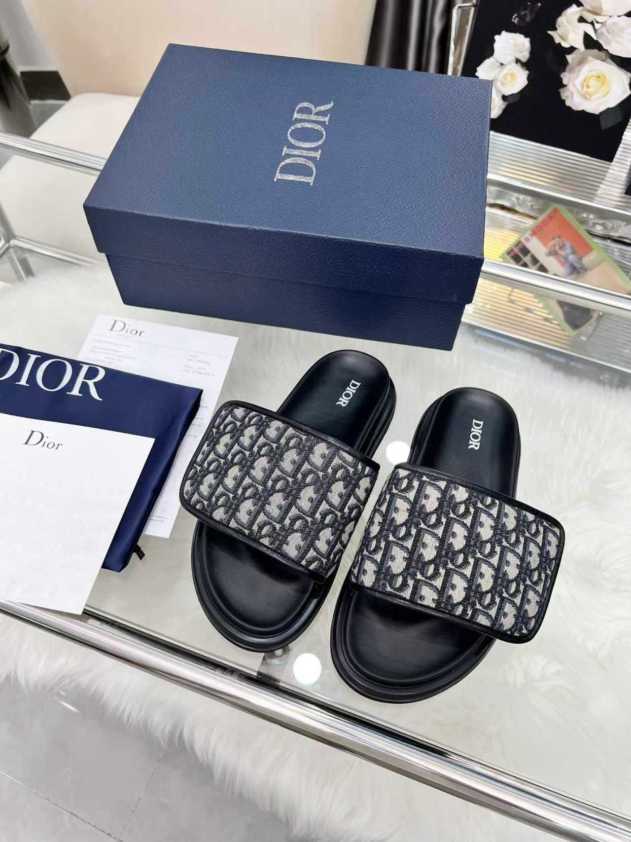 NO:537017,!  Classic upgrade and new color system Dior Classic Velcro sandals slipper series Original replica High-version Super durable and super versatile model Very comfortable to put on the feet, slim and whiter, original custom upper, original D hardware buckle, original TPU outsole Size 39-46 sizes, slippers, dior, dior, sandals, slippers19860909！经典升级加新色系 Dior迪奥 经典魔术贴凉鞋拖鞋系列 原版复刻 高版本 超耐看超百搭款 上脚非常舒适 显瘦又显白 鞋面原版定制鞋面,原版d五金扣 ,原版TPU大底 码数39-46码,拖鞋,dior,dior,sandals,slippers,Women's Shoes