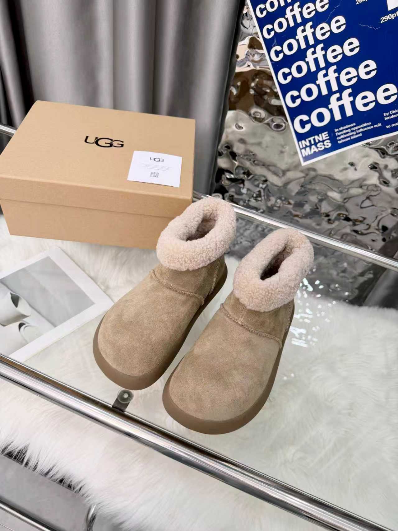 NO:604213,Actual price UGG round-toe plush short-tube small potato snow boots, round-toe “potato-shaped” shoe body + cuffed plush shoe collar, soft and cute; the color is low-saturated earth tones, with a sense of relaxation, and they are suitable for coats and wide-leg pants.  One-step design, easy to put on and take off; the sole is made of EVA+rubber composite material, which is soft and light, making you not tired when standing for a long time, and not easy to slip when walking. The shoe shape is casual and can be worn indoors and outdoors; some styles are water-repellent, which will not easily penetrate in case of light snow/water stains, and are relatively worry-free to take care of. The upper is made of high-mercerized cow velvet, and the inner lining is Longfeng A-grade fur. The outsole is made of EVA foam, and the size is increased by 3cm.  : 35-40 yards (40 yards customization is non-refundable),,boots19860909实价 UGG圆头包头毛绒短筒小土豆雪地靴 圆头“土豆形”鞋身+翻边毛绒鞋口,软萌可爱；配色是低饱和大地色系,自带松弛感,搭大衣、阔腿裤都很适配. 一脚蹬设计,穿脱方便；鞋底是EVA+橡胶复合材质,又软又轻,久站不累,走路不容易滑.鞋型偏休闲,室内外都能穿；部分款式带防泼水功能,遇小雪/水渍不容易渗进去,打理起来也相对省心. 鞋面高丝光牛绒 内里隆丰A级皮毛一体 大底EVA发泡大底 增高3cm size :35-40码（40码定制不退换）,,boots,Men's shoes