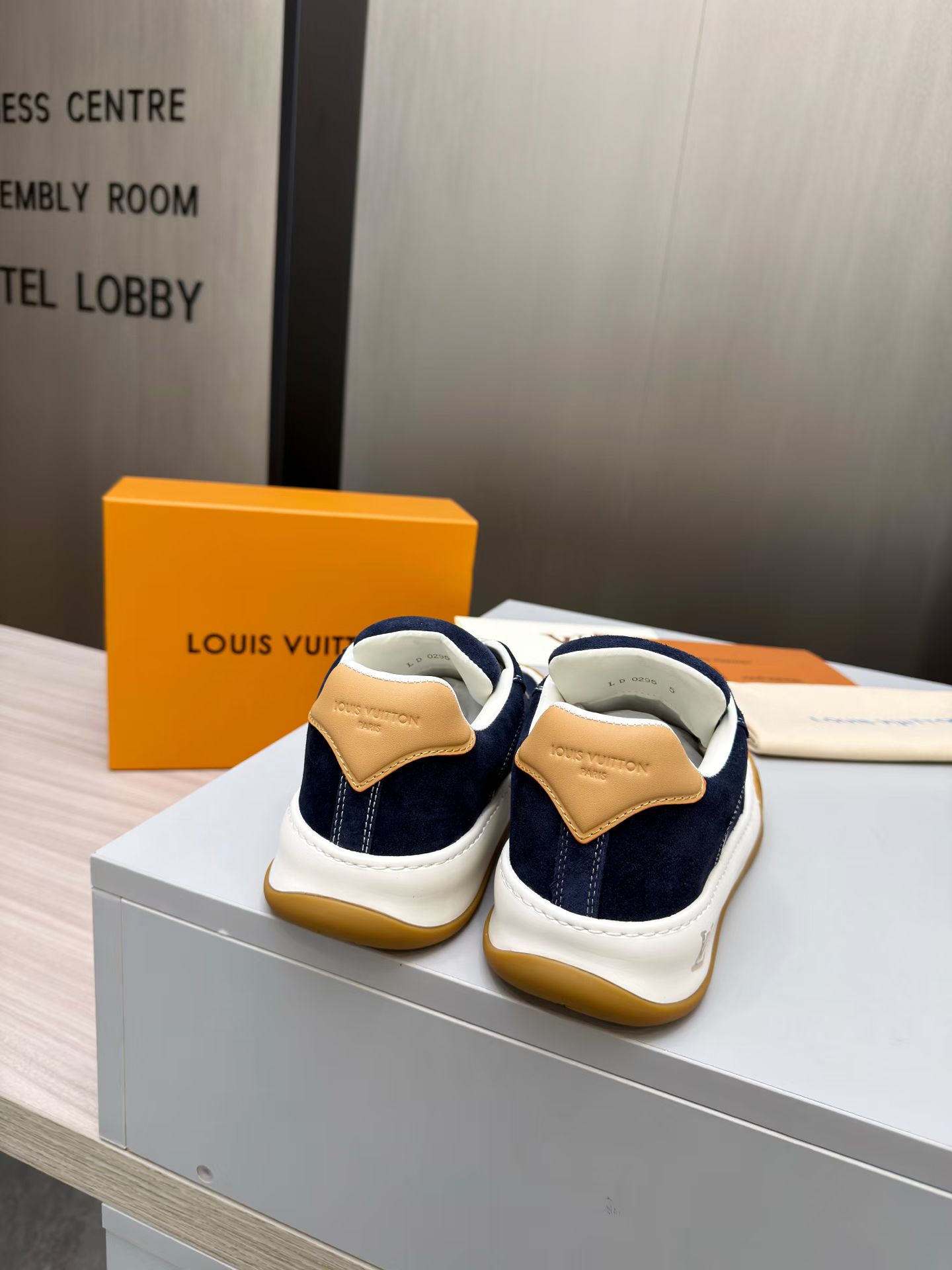 NO:744751,.[High version with airplane box] Top version LV-Louis Vuitton-classic catwalk new model, air glue technology·original 11 development and re-engraving!  !  The upper foot is very comfortable. It is made of luxurious materials and fine workmanship. The midsole is printed with English letters 'Made in Europe'. The upper is made of calfskin imported from Italy. The side is decorated with the brand LOGO and signature. The latest latex foot mesh lining makes the foot feel super comfortable. The original two-color TPU combination outsole is specially provided by the factory. The package technology is Goodyear stitched and overlocked. Fabric: Exclusive custom-made first-layer cowhide. Accessories: Exclusive private model Vuitton logo.  Inner lining: Customized silky mesh lining - first-layer silk cowhide lining Outsole: TPU combination outsole, wear-resistant, non-slip and anti-yellowing Foot pads: New latex pads - mesh sweat-absorbent Counter technology: Fully computerized sewing machine to pull the thread Toe box Back cover Hot and cold shaping Full set of pull-top lasts with medium and low logo pattern Code number 39-45, louis vuitton, louis vuitton, cowhide19860909.【高版带飞机盒】 顶级版本 LV-路易威登-经典走秀新款 空胶工艺·原版11开发复刻！！上脚非常舒适 奢侈用料,做工精细,中底印有欧洲制造英文字母 鞋面由意大利进口小牛皮拼接,侧边饰有品牌LOGO标志及签名,最新乳胶垫脚网布内里,脚感超舒适.原厂特供原版双色TPU组合大底.套包工艺 固特异缝合锁边 面料:独家定制头层牛皮 配件:独家私模Vuitton 标识, 内里:定制丝滑网里-头层丝绸牛皮内里 大底:TPU组合大底耐磨防滑防黄 垫脚:新款乳胶垫-网纱吸汗 专柜工艺:全电脑针车拉线 鞋头 后套 冷热定型 全套拉帮套楦中低logo花纹 码数39-45,,louis vuitton,louis vuitton,cowhide,Men's shoes