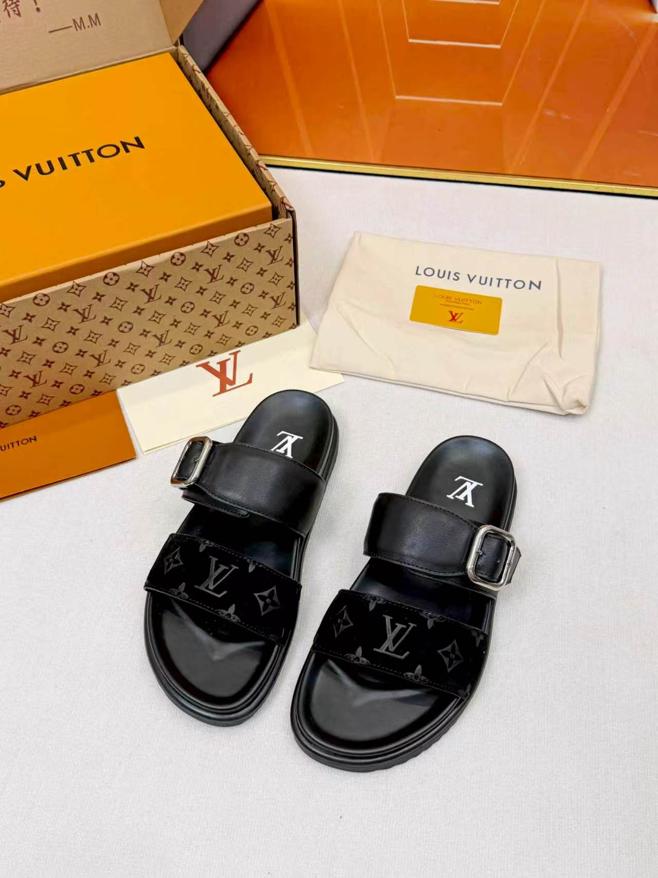 NO:886019,, Top-quality Loui* Vuitto* - Louis Vuitton luxury slippers, Louis Vuitton's new style is hot on the market, the concave and convex patterns look very soft and super versatile. The logo logo graphic on the upper is made of high-quality craftsmanship, the first layer of imported solid-color cowhide is imported, the sole is specially provided by the original factory, and the exclusive movable molded sole is super comfortable ~ Size39-44 (38,45 customized),, louis vuitton, louis vuitton, slippers, cowhide19860909,顶级Loui* Vuitto*——路易威登奢品拖鞋,路易威登新款火爆上市,凹凸花型看上去很软糯超级百搭.鞋面Loge标志图形高品质工艺,进口头层固色牛皮,鞋底原厂特供原版底,独家活动成型底超级舒适~ Size39-44（ 38,45定制）,,louis vuitton,louis vuitton,slippers,cowhide,Men's shoes