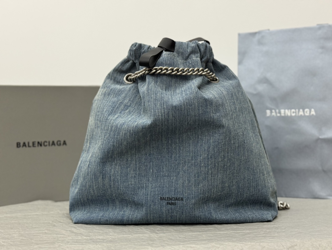 Ready in stock 🔥【denim large size】
𝐁𝐚𝐥𝐞𝐧𝐜𝐢𝐚𝐠𝐚 New style super nice “garbage bag” that you can carry on your back
The new bag type Crush Tote bag is made of glossy wrinkled calfskin to simulate the texture of a plastic bag