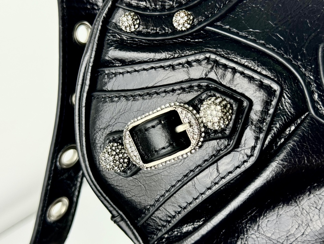🖤油蜡黑/钻扣🖤出货✔️小号
Balenciag Le Cagole半月牙腋下包饺子包
致敬经典机车包系列重磅新款王炸登场la～在传统的机车包上做了改良 可调节编织肩带附加孔眼和外挂皮革卡包、心型挂镜♡沿用经典机车元素 细节非常讲究 上身简直痴迷
复古率性 充满摇滚气息的大胆与前卫 辣妹本辣必须人手一个 爱了！
款号：701小号
尺寸：长26X高16X宽10CM