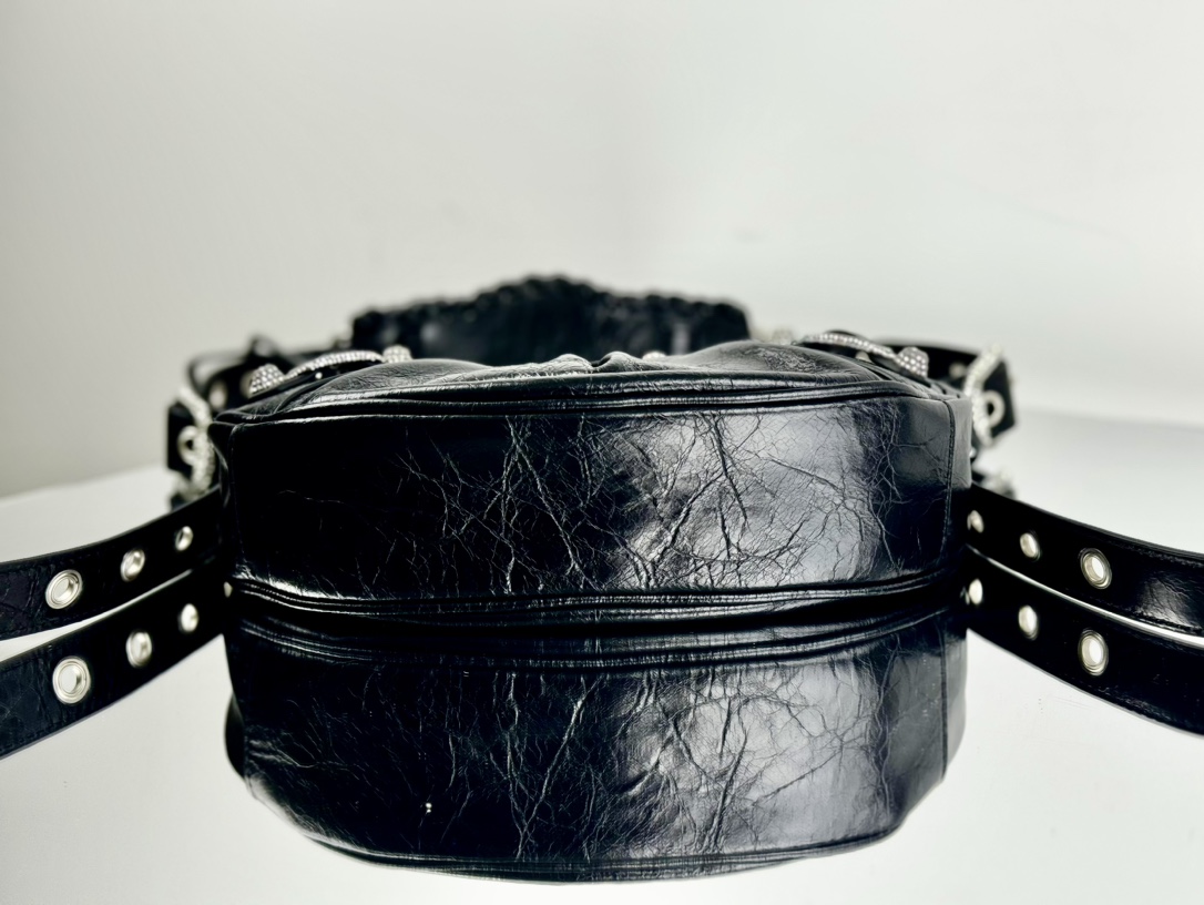🖤油蜡黑/钻扣🖤出货✔️小号
Balenciag Le Cagole半月牙腋下包饺子包
致敬经典机车包系列重磅新款王炸登场la～在传统的机车包上做了改良 可调节编织肩带附加孔眼和外挂皮革卡包、心型挂镜♡沿用经典机车元素 细节非常讲究 上身简直痴迷
复古率性 充满摇滚气息的大胆与前卫 辣妹本辣必须人手一个 爱了！
款号：701小号
尺寸：长26X高16X宽10CM