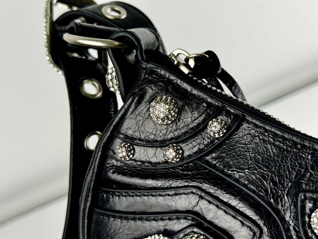 🖤油蜡黑/钻扣🖤出货✔️小号
Balenciag Le Cagole半月牙腋下包饺子包
致敬经典机车包系列重磅新款王炸登场la～在传统的机车包上做了改良 可调节编织肩带附加孔眼和外挂皮革卡包、心型挂镜♡沿用经典机车元素 细节非常讲究 上身简直痴迷
复古率性 充满摇滚气息的大胆与前卫 辣妹本辣必须人手一个 爱了！
款号：701小号
尺寸：长26X高16X宽10CM