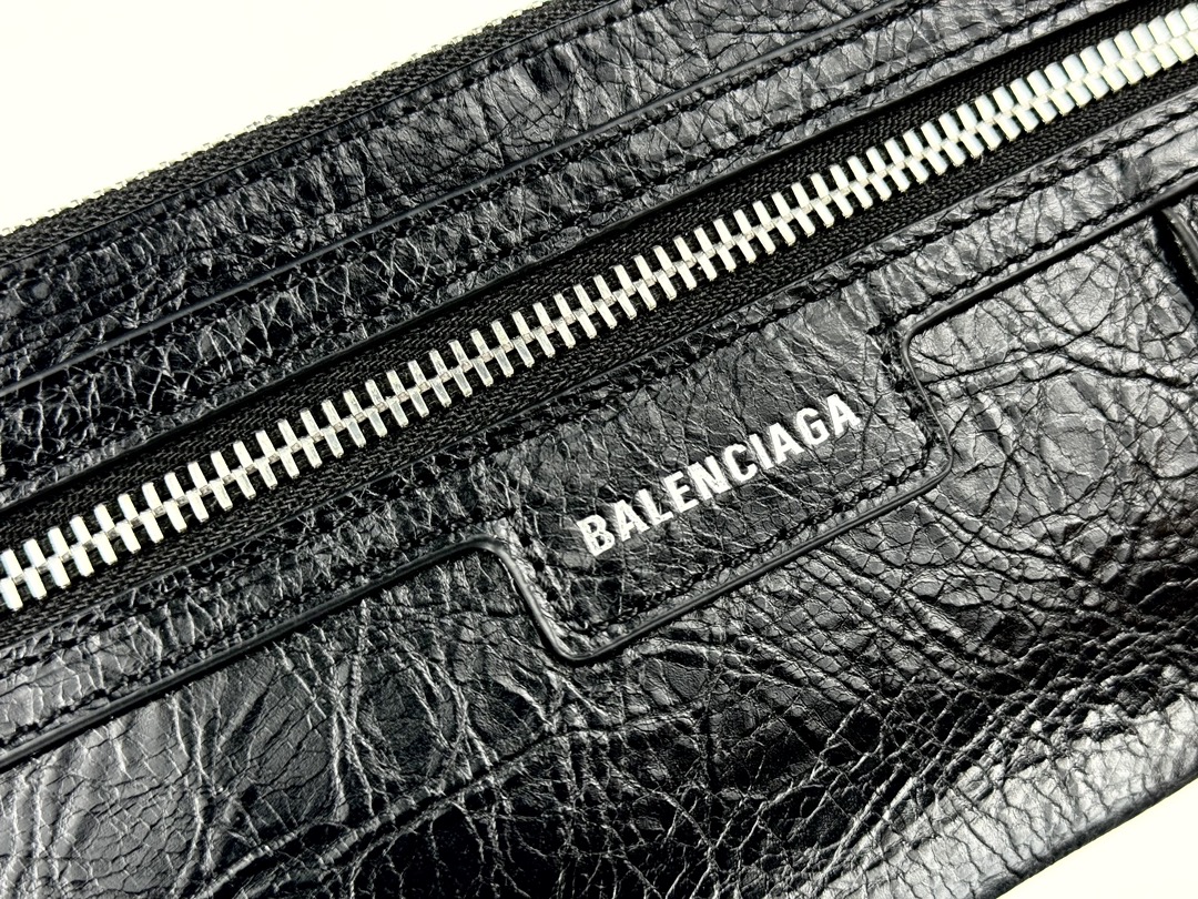 新包｜巴黎世家 单肩手拿包
Balenciaga superbusy系列手包，包身采用柔软的细纹羊皮，正面设计有3个卡槽，一个按扣平口袋，背面一个拉链口袋，做旧的五金营造出叛逆不羁超酷格调！
款号：
尺寸：长24x高11.4x宽1.5 cm
