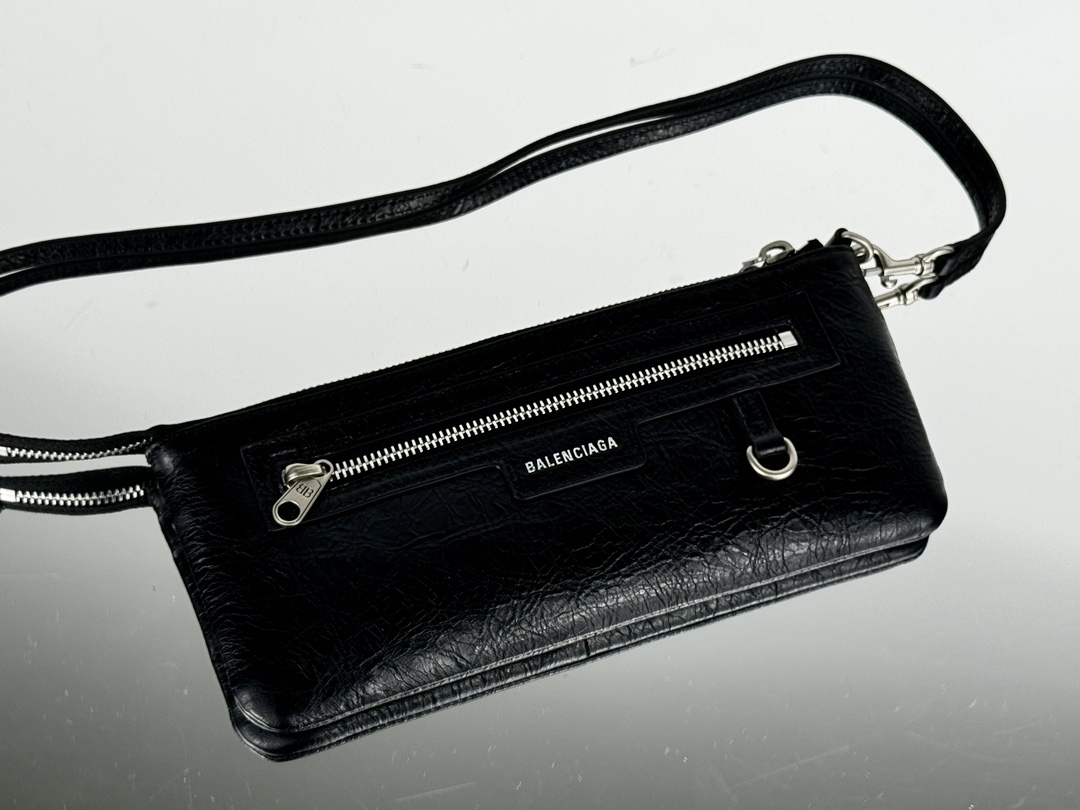 新包｜巴黎世家 单肩手拿包
Balenciaga superbusy系列手包，包身采用柔软的细纹羊皮，正面设计有3个卡槽，一个按扣平口袋，背面一个拉链口袋，做旧的五金营造出叛逆不羁超酷格调！
款号：
尺寸：长24x高11.4x宽1.5 cm
