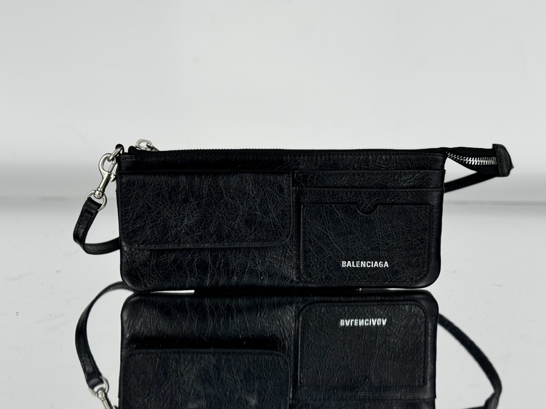 新包｜巴黎世家 单肩手拿包
Balenciaga superbusy系列手包，包身采用柔软的细纹羊皮，正面设计有3个卡槽，一个按扣平口袋，背面一个拉链口袋，做旧的五金营造出叛逆不羁超酷格调！
款号：
尺寸：长24x高11.4x宽1.5 cm