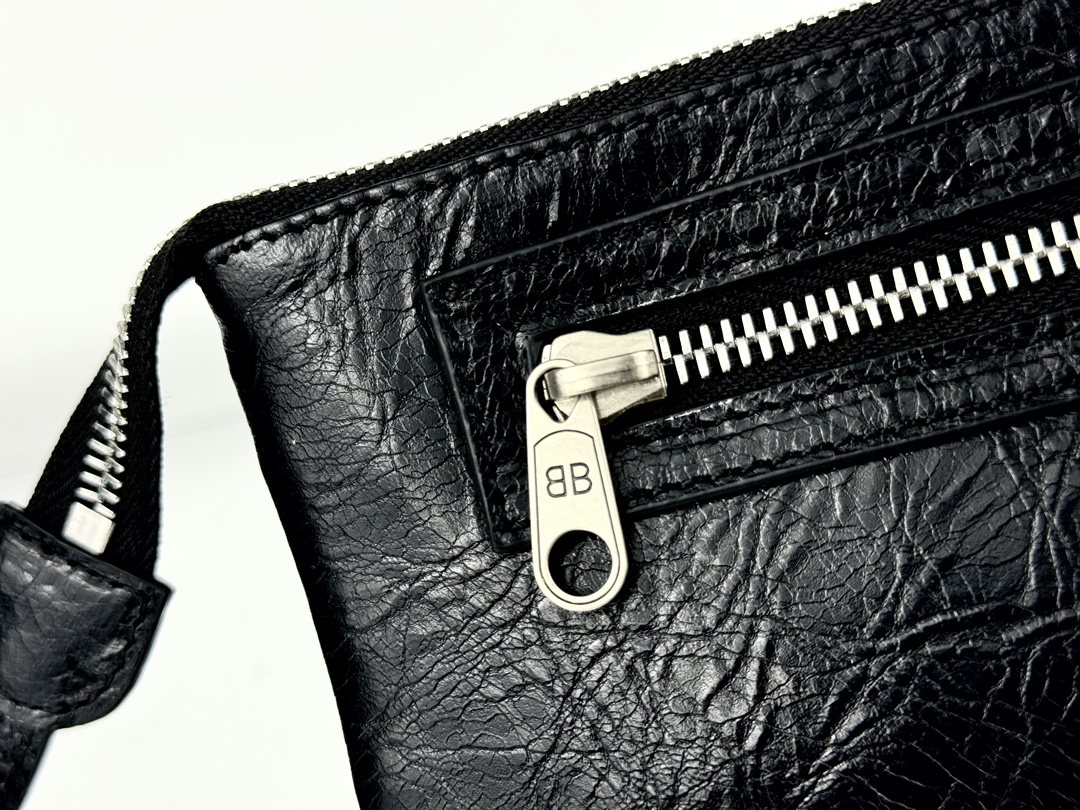 新包｜巴黎世家 单肩手拿包
Balenciaga superbusy系列手包，包身采用柔软的细纹羊皮，正面设计有3个卡槽，一个按扣平口袋，背面一个拉链口袋，做旧的五金营造出叛逆不羁超酷格调！
款号：
尺寸：长24x高11.4x宽1.5 cm