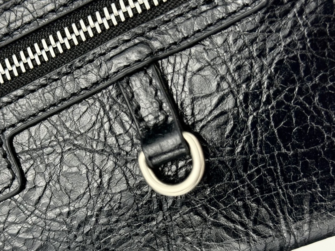 新包｜巴黎世家 单肩手拿包
Balenciaga superbusy系列手包，包身采用柔软的细纹羊皮，正面设计有3个卡槽，一个按扣平口袋，背面一个拉链口袋，做旧的五金营造出叛逆不羁超酷格调！
款号：
尺寸：长24x高11.4x宽1.5 cm