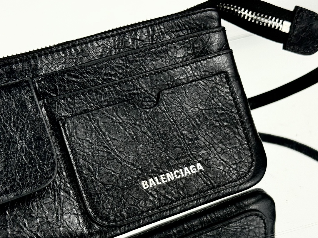 新包｜巴黎世家 单肩手拿包
Balenciaga superbusy系列手包，包身采用柔软的细纹羊皮，正面设计有3个卡槽，一个按扣平口袋，背面一个拉链口袋，做旧的五金营造出叛逆不羁超酷格调！
款号：
尺寸：长24x高11.4x宽1.5 cm