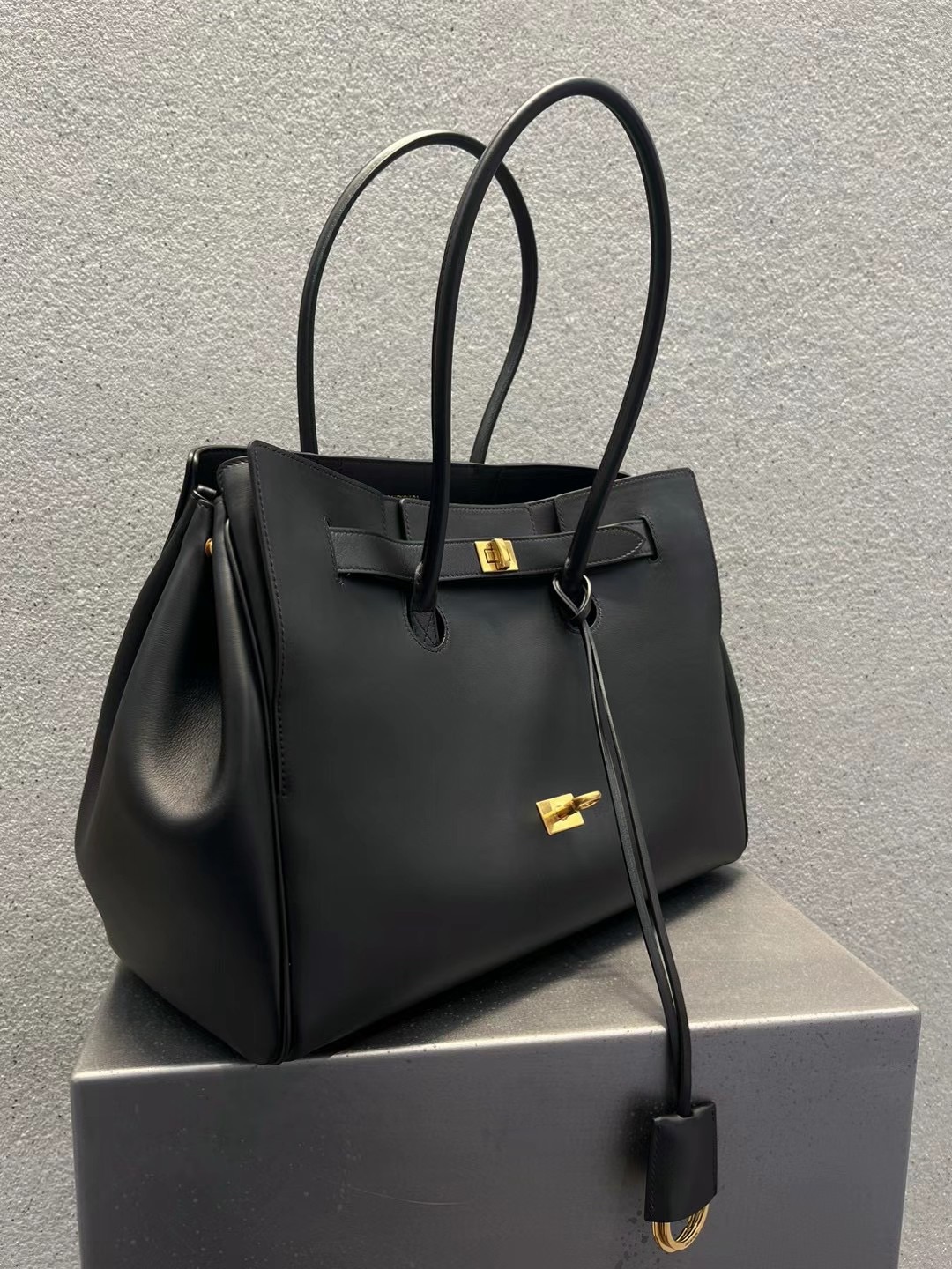 🔥Balenciaga｜Belair 🔥
🔝巴黎世家🔝这款beair 超级适合男生背，任何场合都可以把它背身上，Belair 的设计即简洁又不失力量感，其建筑般的线条干净利落，💎无论是商务场合还是日常休闲，都能轻松驾驭 展现不凡风味，