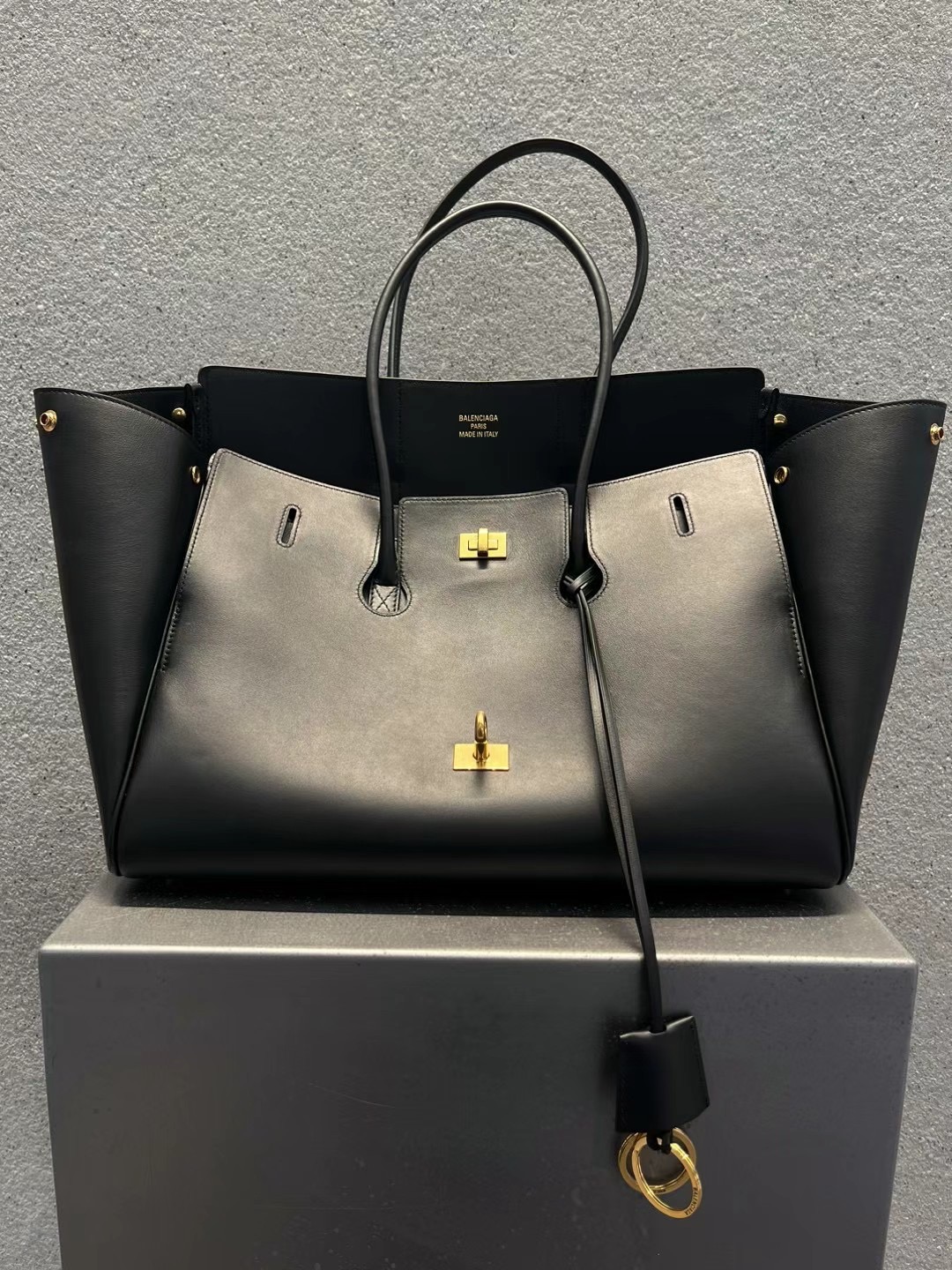 🔥Balenciaga｜Belair 🔥
🔝巴黎世家🔝这款beair 超级适合男生背，任何场合都可以把它背身上，Belair 的设计即简洁又不失力量感，其建筑般的线条干净利落，💎无论是商务场合还是日常休闲，都能轻松驾驭 展现不凡风味，
