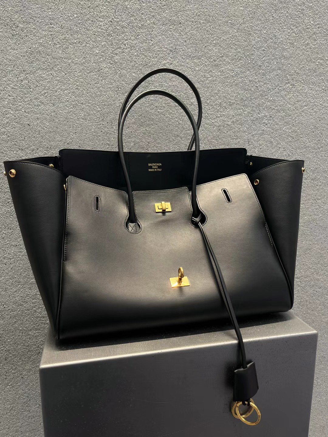 🔥Balenciaga｜Belair 🔥
🔝巴黎世家🔝这款beair 超级适合男生背，任何场合都可以把它背身上，Belair 的设计即简洁又不失力量感，其建筑般的线条干净利落，💎无论是商务场合还是日常休闲，都能轻松驾驭 展现不凡风味，