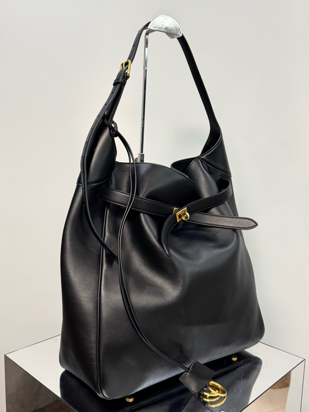 Balenciaga Borse a Secchiello 4 i1735220215321 236 0 2