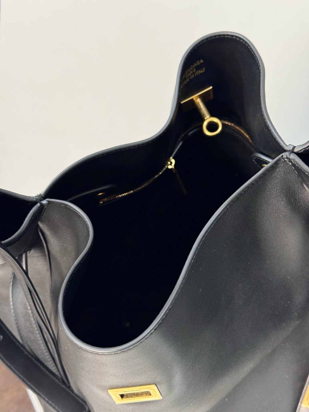 Balenciaga Borse a Secchiello 6 i1735220215321 6156 0 4