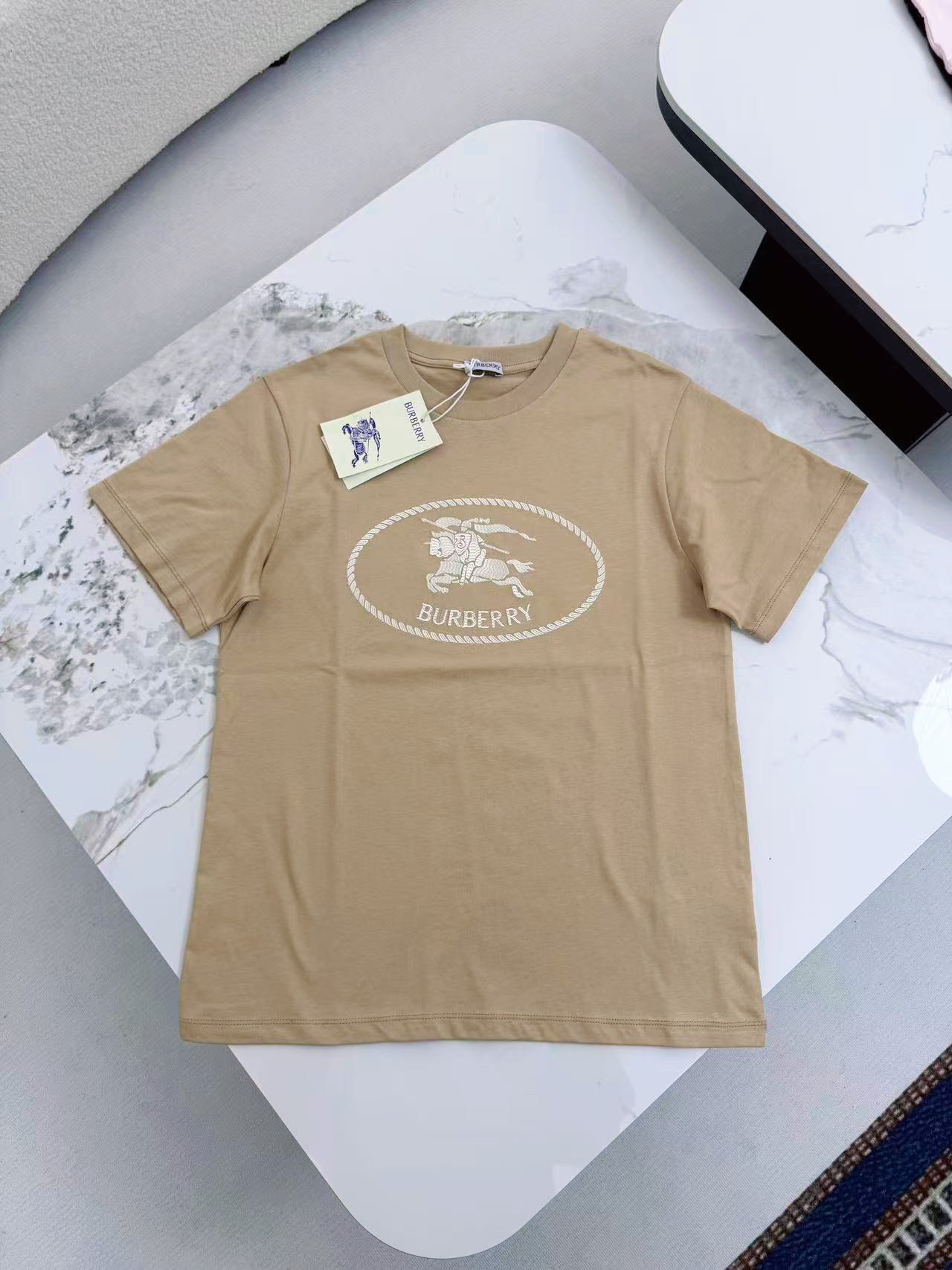 p115 🆕 La nueva camiseta 25ss de Burberry está confeccionada con un tejido ligero de algodón liso y tiene un corte est…