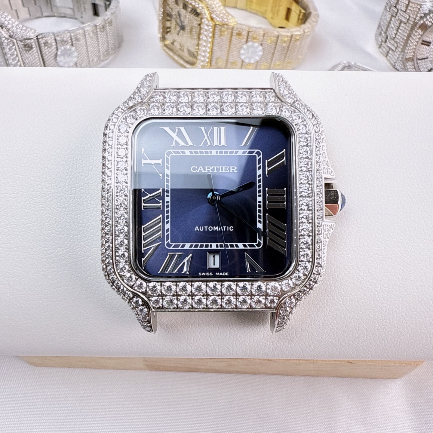 NO:765816,F4 new colors are online!  !  !  !  F4 Real Moissanite!  !!18k electroplating, extremely luxurious!  Arrived in very small quantities!  Gypsophila Cartier Santos Gypsophila Moissanite version, the entire watch is hand-inlaid with D-color VVS grade Moissanite diamond. All stones can pass the professional test pen test. The refractive index of Moissanite diamond is 2.65-2.69 (diamond 2.42). It has the same diamond luster as diamonds, the 'fire shine' is stronger, and the hardness is second only to diamonds. The inlay process adopts fancy-shaped irregular inlays (Flower Setting).  ), different from the moissanite processing technology in the market, the stones are very dense and have no gaps, which solves the pain point of many customers' requirements for tightness of the stones. 316L fine steel material, watch head size 40MM, sapphire glass mirror, using ultra-high cost performance movement machine, genuine 1:1 mold opening, truly interchangeable with original accessories. Waterproof depth 10 bar (approximately meters) The entire watch is manually inlaid  It shines at 360 degrees without blind spots, and has the most gems so far. Luxury cannot be completely summarized, it is more about nobility + dazzling. It is absolutely yyds to wear. The strap without screws, the diamond strap, the sparkling strap is very comfortable and comfortable!  Welcome to taste,cartier19860909F4新配色上线！！！！ F4 真莫桑钻！!!18k电镀 奢华至极！极少量到货！满天星卡地亚山度士满天星莫桑钻版本,整表纯手工镶嵌 D 色 VVS 级莫桑钻（ Moissanite diamond）全部石头都可以通过专业测试笔测试,莫桑钻( Moissanite diamond）折射率2.65-2.69（钻石2.42),具有与钻石相同的金刚光泽,'火彩 shine '更强,硬度仅次于钻石,镶嵌工艺采用花式状不规则镶嵌（ Flower Setting ),不同于市场莫桑钻加工的工艺,做到石头之间非常密集毫无空隙,解决了许多客户对石头紧密这方面要求的痛点,316L精钢材料,表头尺寸40MM,蓝宝石玻璃镜面,采用性价比超高机芯机,正品1:1开模,真正做到可同原版配件互换.防水深度10巴（约米）整表手工镶嵌 三百六十度无死角闪亮,迄今为止镶嵌宝石最多.奢华已无法完全概括,更多的是尊贵+耀眼.佩戴起来绝对的yyds 没有螺丝的表带 钻石的表带 闪闪发光的表带非常贴手舒服！欢迎品鉴,,cartier,Watch