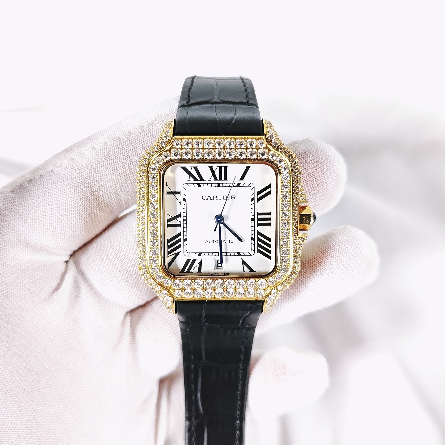 NO:765836,F4 Real Moissanite!  !!18k electroplating, extremely luxurious!  Arrived in very small quantities!  Gypsophila Cartier Santos Gypsophila Moissanite version, the entire watch is hand-inlaid with D-color VVS grade Moissanite diamond. All stones can pass the professional test pen test. The refractive index of Moissanite diamond is 2.65-2.69 (diamond 2.42). It has the same diamond luster as diamonds, the 'fire shine' is stronger, and the hardness is second only to diamonds. The inlay process adopts fancy-shaped irregular inlays (Flower Setting).  ), different from the moissanite processing technology in the market, the stones are very dense and have no gaps, which solves the pain point of many customers' requirements for tightness of the stones. 316L fine steel material, watch head size 40MM, sapphire glass mirror, using ultra-high cost performance movement machine, genuine 1:1 mold opening, truly interchangeable with original accessories. Waterproof depth 10 bar (approximately meters) The entire watch is manually inlaid  It shines at 360 degrees without blind spots, and has the most gems so far. Luxury cannot be completely summarized, it is more about nobility + dazzling. It is absolutely yyds to wear. The strap without screws, the diamond strap, the sparkling strap is very comfortable and comfortable!  Welcome to taste,cartier19860909F4 真莫桑钻！!!18k电镀 奢华至极！极少量到货！满天星卡地亚山度士满天星莫桑钻版本,整表纯手工镶嵌 D 色 VVS 级莫桑钻（ Moissanite diamond）全部石头都可以通过专业测试笔测试,莫桑钻( Moissanite diamond）折射率2.65-2.69（钻石2.42),具有与钻石相同的金刚光泽,'火彩 shine '更强,硬度仅次于钻石,镶嵌工艺采用花式状不规则镶嵌（ Flower Setting ),不同于市场莫桑钻加工的工艺,做到石头之间非常密集毫无空隙,解决了许多客户对石头紧密这方面要求的痛点,316L精钢材料,表头尺寸40MM,蓝宝石玻璃镜面,采用性价比超高机芯机,正品1:1开模,真正做到可同原版配件互换.防水深度10巴（约米）整表手工镶嵌 三百六十度无死角闪亮,迄今为止镶嵌宝石最多.奢华已无法完全概括,更多的是尊贵+耀眼.佩戴起来绝对的yyds 没有螺丝的表带 钻石的表带 闪闪发光的表带非常贴手舒服！欢迎品鉴,,cartier,Watch