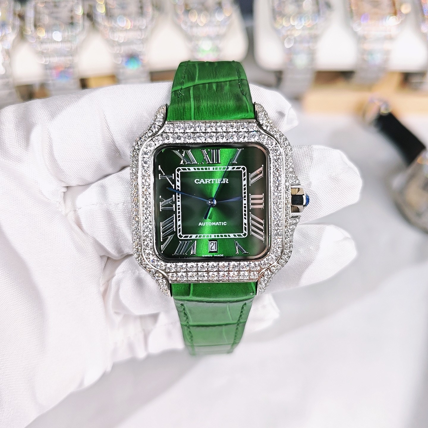 NO:765827,F4 Real Moissanite!  !!18k electroplating, extremely luxurious!  Arrived in very small quantities!  Gypsophila Cartier Santos Gypsophila Moissanite version, the entire watch is hand-inlaid with D-color VVS grade Moissanite diamond. All stones can pass the professional test pen test. The refractive index of Moissanite diamond is 2.65-2.69 (diamond 2.42). It has the same diamond luster as diamonds, the 'fire shine' is stronger, and the hardness is second only to diamonds. The inlay process adopts fancy-shaped irregular inlays (Flower Setting).  ), different from the moissanite processing technology in the market, the stones are very dense and have no gaps, which solves the pain point of many customers' requirements for tightness of the stones. 316L fine steel material, watch head size 40MM, sapphire glass mirror, using ultra-high cost performance movement machine, genuine 1:1 mold opening, truly interchangeable with original accessories. Waterproof depth 10 bar (approximately meters) The entire watch is manually inlaid  It shines at 360 degrees without blind spots, and has the most gems so far. Luxury cannot be completely summarized, it is more about nobility + dazzling. It is absolutely yyds to wear. The strap without screws, the diamond strap, the sparkling strap is very comfortable and comfortable!  Welcome to the tasting video,,cartier19860909F4 真莫桑钻！!!18k电镀 奢华至极！极少量到货！满天星卡地亚山度士满天星莫桑钻版本,整表纯手工镶嵌 D 色 VVS 级莫桑钻（ Moissanite diamond）全部石头都可以通过专业测试笔测试,莫桑钻( Moissanite diamond）折射率2.65-2.69（钻石2.42),具有与钻石相同的金刚光泽,'火彩 shine '更强,硬度仅次于钻石,镶嵌工艺采用花式状不规则镶嵌（ Flower Setting ),不同于市场莫桑钻加工的工艺,做到石头之间非常密集毫无空隙,解决了许多客户对石头紧密这方面要求的痛点,316L精钢材料,表头尺寸40MM,蓝宝石玻璃镜面,采用性价比超高机芯机,正品1:1开模,真正做到可同原版配件互换.防水深度10巴（约米）整表手工镶嵌 三百六十度无死角闪亮,迄今为止镶嵌宝石最多.奢华已无法完全概括,更多的是尊贵+耀眼.佩戴起来绝对的yyds 没有螺丝的表带 钻石的表带 闪闪发光的表带非常贴手舒服！欢迎品鉴 视频,,cartier,Watch