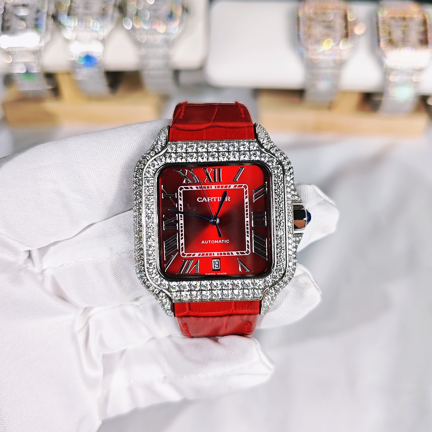 NO:765807,F4 Real Moissanite!  !!18k electroplating, extremely luxurious!  Arrived in very small quantities!  Gypsophila Cartier Santos Gypsophila Moissanite version, the entire watch is hand-inlaid with D-color VVS grade Moissanite diamond. All stones can pass the professional test pen test. The refractive index of Moissanite diamond is 2.65-2.69 (diamond 2.42). It has the same diamond luster as diamonds, the 'fire shine' is stronger, and the hardness is second only to diamonds. The inlay process adopts fancy-shaped irregular inlays (Flower Setting).  ), different from the moissanite processing technology in the market, the stones are very dense and have no gaps, which solves the pain point of many customers' requirements for tightness of the stones. 316L fine steel material, watch head size 40MM, sapphire glass mirror, using ultra-high cost performance movement machine, genuine 1:1 mold opening, truly interchangeable with original accessories. Waterproof depth 10 bar (approximately meters) The entire watch is manually inlaid  It shines at 360 degrees without blind spots, and has the most gems so far. Luxury cannot be completely summarized, it is more about nobility + dazzling. It is absolutely yyds to wear. The strap without screws, the diamond strap, the sparkling strap is very comfortable and comfortable!  Welcome to the tasting video,,cartier19860909F4 真莫桑钻！!!18k电镀 奢华至极！极少量到货！满天星卡地亚山度士满天星莫桑钻版本,整表纯手工镶嵌 D 色 VVS 级莫桑钻（ Moissanite diamond）全部石头都可以通过专业测试笔测试,莫桑钻( Moissanite diamond）折射率2.65-2.69（钻石2.42),具有与钻石相同的金刚光泽,'火彩 shine '更强,硬度仅次于钻石,镶嵌工艺采用花式状不规则镶嵌（ Flower Setting ),不同于市场莫桑钻加工的工艺,做到石头之间非常密集毫无空隙,解决了许多客户对石头紧密这方面要求的痛点,316L精钢材料,表头尺寸40MM,蓝宝石玻璃镜面,采用性价比超高机芯机,正品1:1开模,真正做到可同原版配件互换.防水深度10巴（约米）整表手工镶嵌 三百六十度无死角闪亮,迄今为止镶嵌宝石最多.奢华已无法完全概括,更多的是尊贵+耀眼.佩戴起来绝对的yyds 没有螺丝的表带 钻石的表带 闪闪发光的表带非常贴手舒服！欢迎品鉴 视频,,cartier,Watch