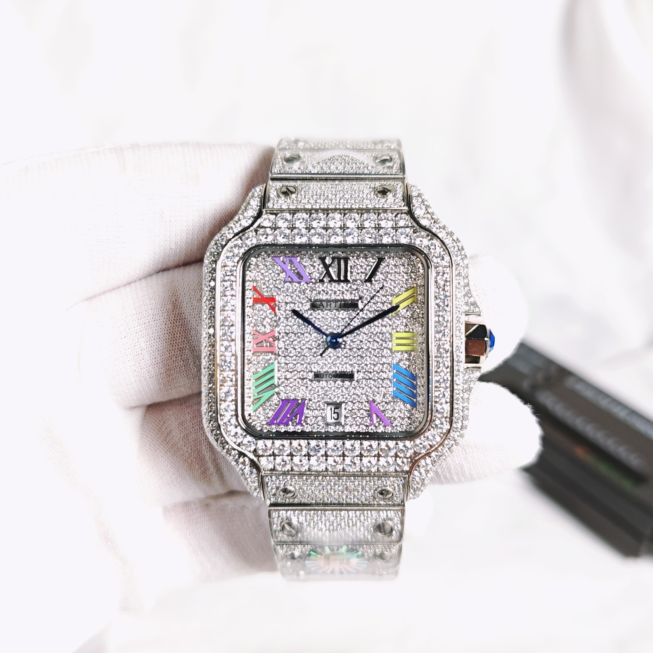 NO:765850,F4 Real Moissanite!  !!18k electroplating, extremely luxurious!  Arrived in very small quantities!  Gypsophila Cartier Santos Gypsophila Moissanite version, the entire watch is hand-inlaid with D-color VVS grade Moissanite diamond. All stones can pass the professional test pen test. The refractive index of Moissanite diamond is 2.65-2.69 (diamond 2.42). It has the same diamond luster as diamonds, the 'fire shine' is stronger, and the hardness is second only to diamonds. The inlay process adopts fancy-shaped irregular inlays (Flower Setting).  ), different from the moissanite processing technology in the market, the stones are very dense and have no gaps, which solves the pain point of many customers' requirements for tightness of the stones. 316L fine steel material, watch head size 40MM, sapphire glass mirror, using ultra-high cost performance movement machine, genuine 1:1 mold opening, truly interchangeable with original accessories. Waterproof depth 10 bar (approximately meters) The entire watch is manually inlaid  It shines at 360 degrees without blind spots, and has the most gems so far. Luxury cannot be completely summarized, it is more about nobility + dazzling. It is absolutely yyds to wear. The strap without screws, the diamond strap, the sparkling strap is very comfortable and comfortable!  Welcome to the tasting video,,cartier19860909F4 真莫桑钻！!!18k电镀 奢华至极！极少量到货！满天星卡地亚山度士满天星莫桑钻版本,整表纯手工镶嵌 D 色 VVS 级莫桑钻（ Moissanite diamond）全部石头都可以通过专业测试笔测试,莫桑钻( Moissanite diamond）折射率2.65-2.69（钻石2.42),具有与钻石相同的金刚光泽,'火彩 shine '更强,硬度仅次于钻石,镶嵌工艺采用花式状不规则镶嵌（ Flower Setting ),不同于市场莫桑钻加工的工艺,做到石头之间非常密集毫无空隙,解决了许多客户对石头紧密这方面要求的痛点,316L精钢材料,表头尺寸40MM,蓝宝石玻璃镜面,采用性价比超高机芯机,正品1:1开模,真正做到可同原版配件互换.防水深度10巴（约米）整表手工镶嵌 三百六十度无死角闪亮,迄今为止镶嵌宝石最多.奢华已无法完全概括,更多的是尊贵+耀眼.佩戴起来绝对的yyds 没有螺丝的表带 钻石的表带 闪闪发光的表带非常贴手舒服！欢迎品鉴 视频,,cartier,Watch