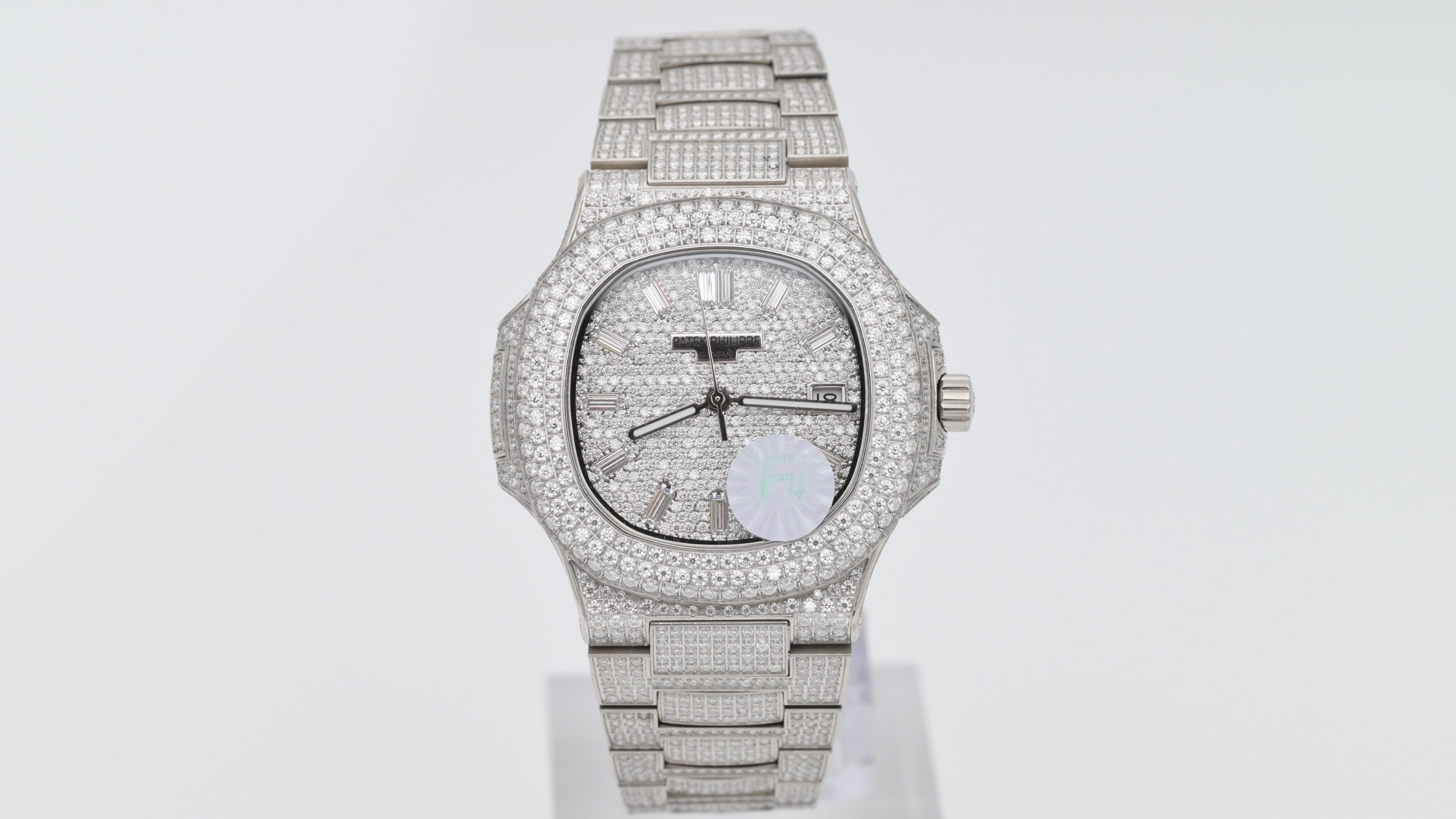 NO:765858,F4 Real Moissanite!  Patek Philippe, 5711 Nautilus series, Gypsophila star series, f4 Nautilus, extremely luxurious!  Arrived in very small quantities!  Starry Moissanite version, the entire table is hand-inlaid with D-color VVS grade Moissanite diamonds. All stones can pass the professional test pen test. The refractive index of Moissanite diamond is 2.65-2.69 (diamond 2.42). It has the same diamond luster as diamonds, the 'fire shine' is stronger, and its hardness is second only to diamonds. The inlay process adopts fancy-shaped irregular inlays (Flower Setting).  ), different from the moissanite processing technology in the market, the stones are very dense and have no gaps, which solves the pain point of many customers' requirements for tightness of the stones. 316L fine steel material, watch head size 40MM, sapphire glass mirror, with customized version of Cal. automatic movement, high-end luxury, welcome all watch friends to taste.,, patek philippe19860909F4 真莫桑钻！百达翡丽,5711 鹦鹉螺系列 满天星系列 f4 鹦鹉螺 奢华至极！极少量到货！满天星莫桑钻版本,整表纯手工镶嵌 D 色 VVS 级莫桑钻（ Moissanite diamond）全部石头都可以通过专业测试笔测试,莫桑钻( Moissanite diamond）折射率2.65-2.69（钻石2.42),具有与钻石相同的金刚光泽,'火彩 shine '更强,硬度仅次于钻石,镶嵌工艺采用花式状不规则镶嵌（ Flower Setting ),不同于市场莫桑钻加工的工艺,做到石头之间非常密集毫无空隙,解决了许多客户对石头紧密这方面要求的痛点,316L精钢材料,表头尺寸40MM,蓝宝石玻璃镜面 ,搭配定制版改Cal.自动机芯,高端奢华,欢迎各位表友品鉴.,,patek philippe,Watch