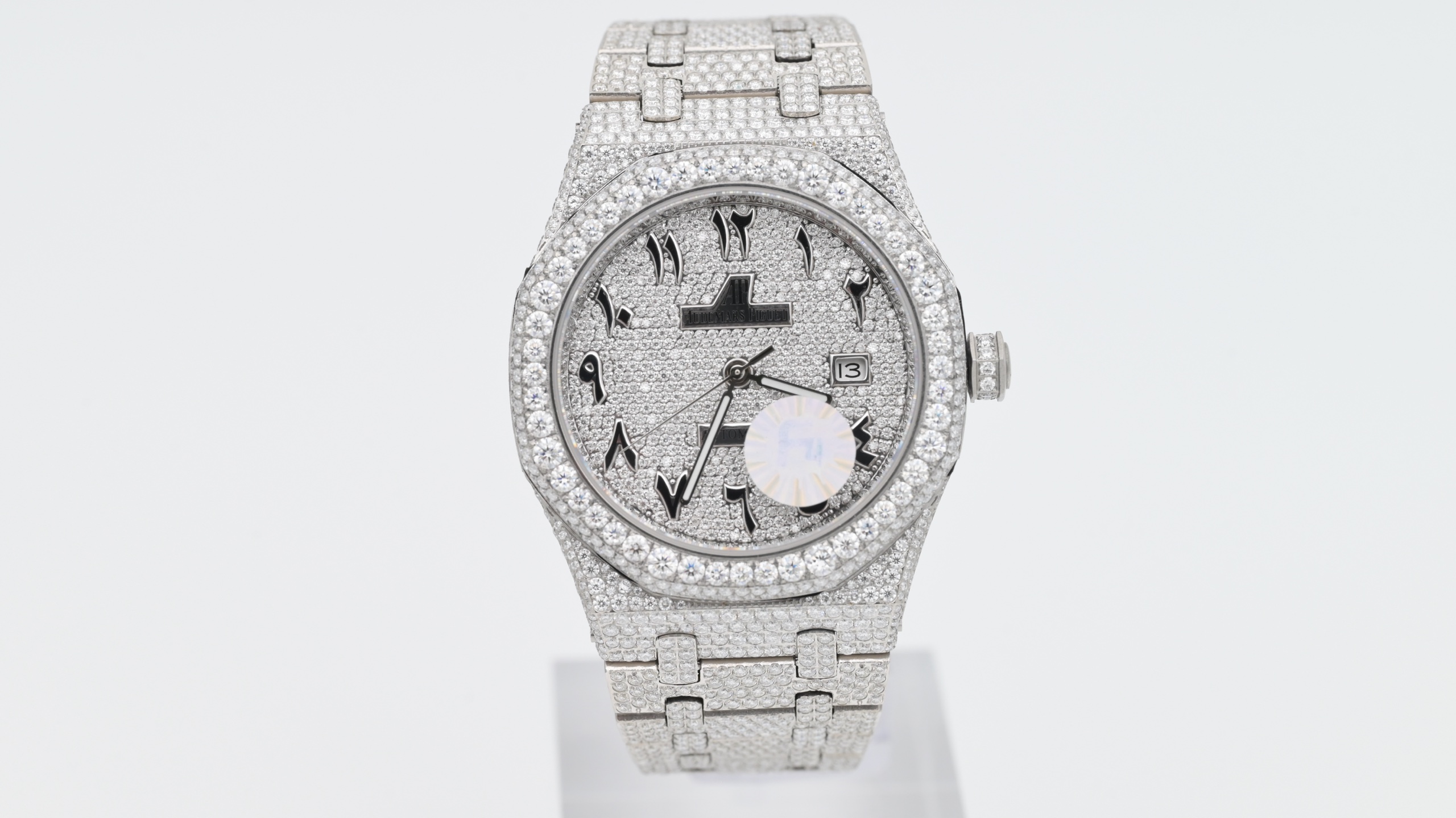 NO:765875,F4 Real Moissanite!  Audemars Piguet Royal Oak 15400 Diamond Series Gypsophila Series Extremely luxurious!  Arrived in very small quantities!  Starry Moissanite version, the entire table is hand-inlaid with D-color VVS grade Moissanite diamonds. All stones can pass the professional test pen test. The refractive index of Moissanite diamond is 2.65-2.69 (diamond 2.42). It has the same diamond luster as diamonds, the 'fire shine' is stronger, and its hardness is second only to diamonds. The inlay process adopts fancy-shaped irregular inlays (Flower Setting).  ), different from the moissanite processing technology in the market, the stones are very dense with no gaps, which solves the pain point of many customers' requirements for tight stones. 316L fine steel material, watch head size 40MM, sapphire glass mirror, with customized version of Cal. automatic movement, high-end luxury, welcome all watch friends to taste.,, audemars19860909F4 真莫桑钻！爱彼 皇家橡树 15400 镶钻系列 满天星系列 奢华至极！极少量到货！满天星莫桑钻版本,整表纯手工镶嵌 D 色 VVS 级莫桑钻（ Moissanite diamond）全部石头都可以通过专业测试笔测试,莫桑钻( Moissanite diamond）折射率2.65-2.69（钻石2.42),具有与钻石相同的金刚光泽,'火彩 shine '更强,硬度仅次于钻石,镶嵌工艺采用花式状不规则镶嵌（ Flower Setting ),不同于市场莫桑钻加工的工艺,做到石头之间非常密集毫无空隙,解决了许多客户对石头紧密这方面要求的痛点,316L精钢材料,表头尺寸40MM,蓝宝石玻璃镜面 ,搭配定制版改Cal.自动机芯,高端奢华,欢迎各位表友品鉴.,,audemars,Watch