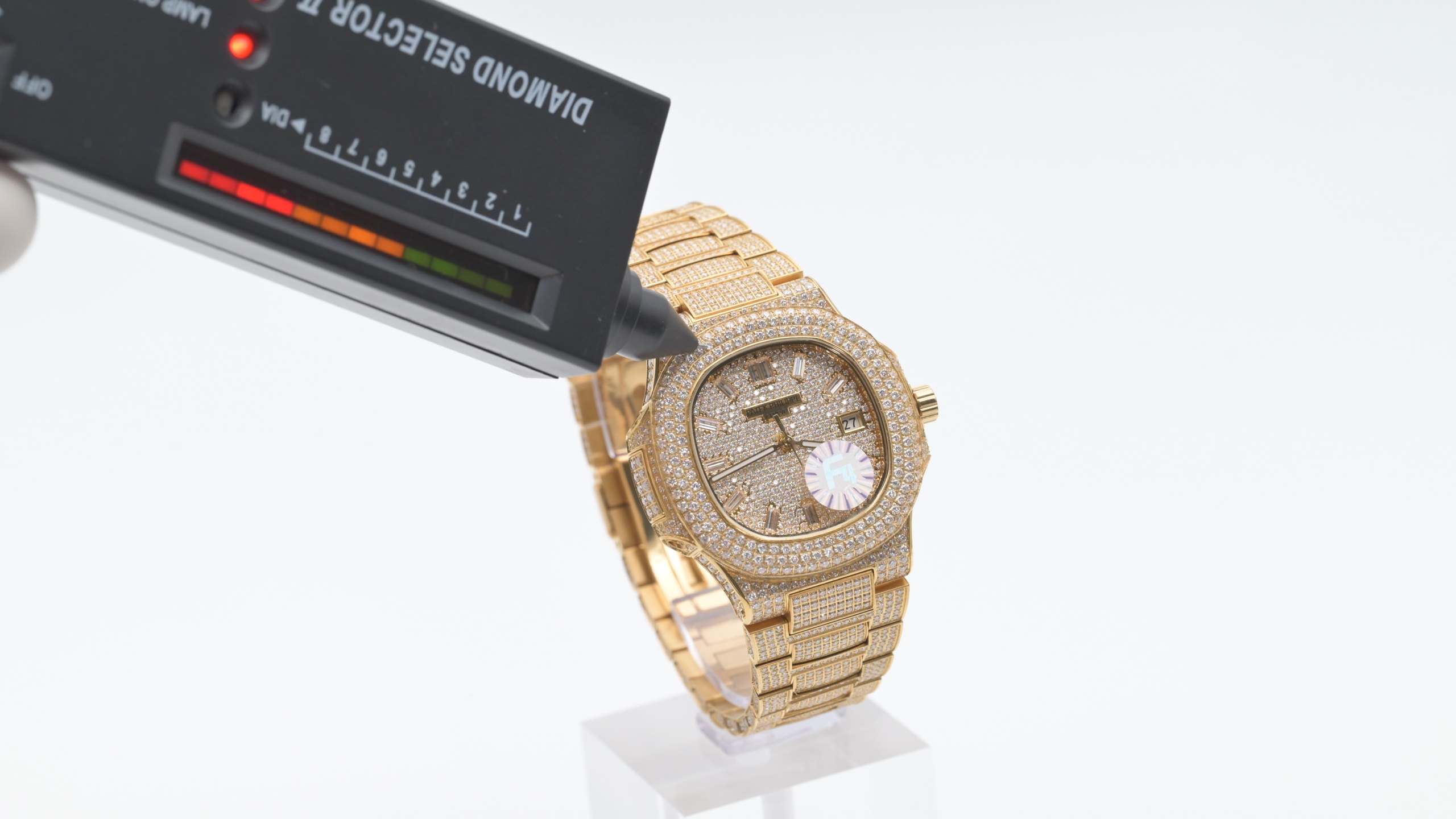 NO:820562,Gold F4 Real Moissanite!  PP Patek Philippe, 5711 Nautilus series, Gypsophila star series, f4 Nautilus, extremely luxurious!  Arrived in very small quantities!  Starry Moissanite version, the entire table is hand-inlaid with D-color VVS grade Moissanite diamonds. All stones can pass the professional test pen test. The refractive index of Moissanite diamond is 2.65-2.69 (diamond 2.42). It has the same diamond luster as diamonds, the 'fire shine' is stronger, and the hardness is second only to diamonds. The inlay process adopts fancy-shaped irregular inlays (Flower Setting).  ), different from the moissanite processing technology in the market, the stones are very dense and have no gaps, which solves the pain point of many customers' requirements for tight stones. 316L stainless steel material, watch head size / 40mm, sapphire glass mirror, paired with a customized version of the Cal.330 automatic movement mechanical watch, high-end luxury, welcome all watch friends to taste,,, patek philippe19860909金 F4 真莫桑钻！PP 百达翡丽,5711 鹦鹉螺系列 满天星系列, f4 鹦鹉螺 奢华至极！极少量到货！满天星莫桑钻版本,整表纯手工镶嵌 D 色 VVS 级莫桑钻（ Moissanite diamond）全部石头都可以通过专业测试笔测试,莫桑钻( Moissanite diamond）折射率2.65-2.69（钻石2.42),具有与钻石相同的金刚光泽,'火彩 shine '更强, 硬度仅次于钻石,镶嵌工艺采用花式状不规则镶嵌（ Flower Setting ),不同于市场莫桑钻加工的工艺,做到石头之间非常密集毫无空隙,解决了许多客户对石头紧密这方面要求的痛点,316L精钢材料,表头尺寸/40mm,蓝宝石玻璃镜面 ,搭配定制版改Cal.330自动机芯机械腕表, 高端奢华,欢迎各位表友品鉴,,,patek philippe,Watch