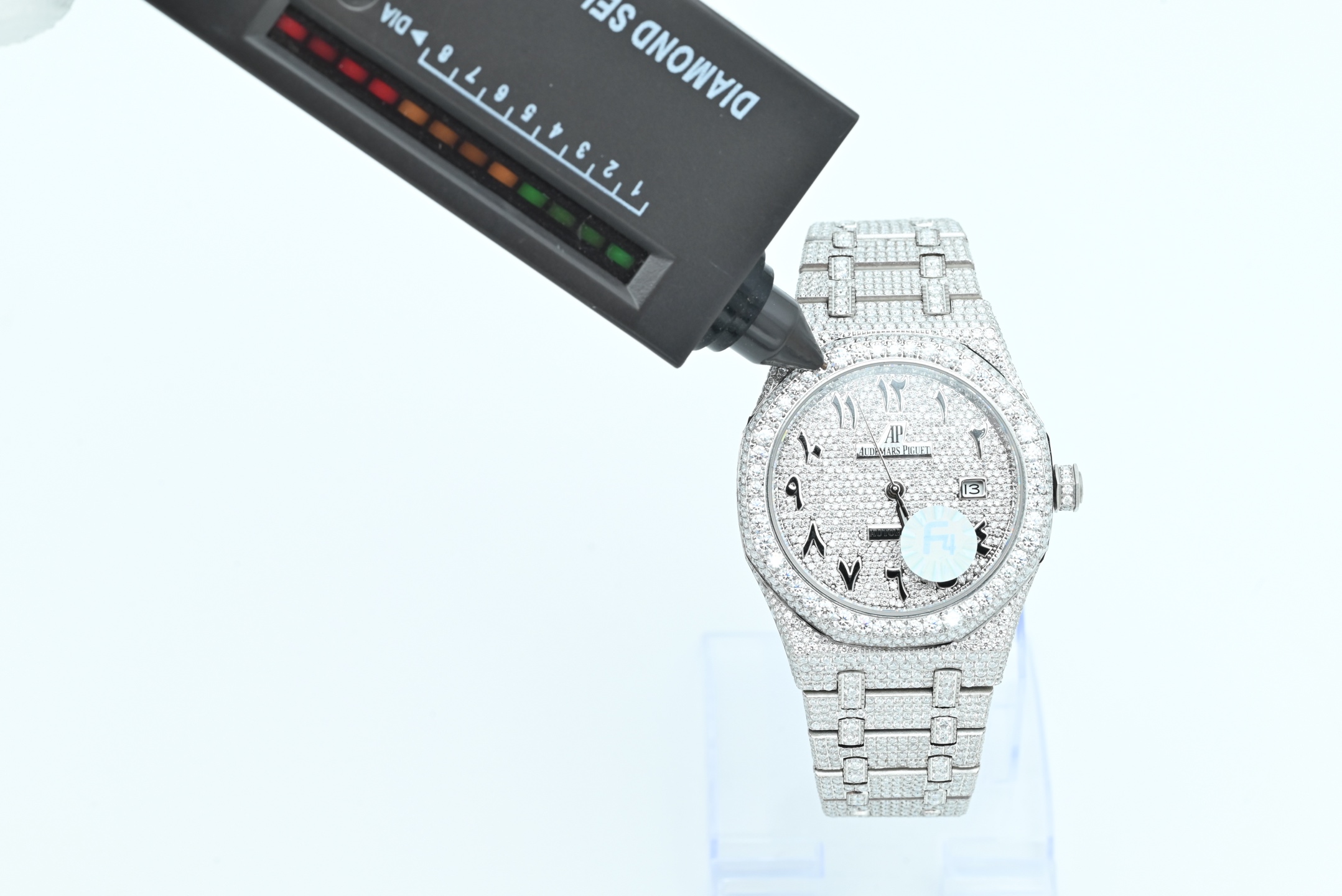 NO:882016,F4 Real Moissanite!  Audemars Piguet Royal Oak 15400 Diamond Series Gypsophila Series Video Extremely luxurious!  Arrived in very small quantities!  Starry Moissanite version, the entire table is hand-inlaid with D-color VVS grade Moissanite diamonds. All stones can pass the professional test pen test. The refractive index of Moissanite diamond is 2.65-2.69 (diamond 2.42). It has the same diamond luster as diamonds, the 'fire shine' is stronger, and its hardness is second only to diamonds. The inlay process adopts fancy-shaped irregular inlays (Flower Setting).  ), different from the moissanite processing technology in the market, the stones are very dense with no gaps, which solves the pain point of many customers' requirements for tight stones. 316L fine steel material, watch head size 40MM, sapphire glass mirror, with customized version of Cal. automatic movement, high-end luxury, welcome all watch friends to taste.,, audemars19860909F4 真莫桑钻！爱彼 皇家橡树 15400 镶钻系列 满天星系列 视频 奢华至极！极少量到货！满天星莫桑钻版本,整表纯手工镶嵌 D 色 VVS 级莫桑钻（ Moissanite diamond）全部石头都可以通过专业测试笔测试,莫桑钻( Moissanite diamond）折射率2.65-2.69（钻石2.42),具有与钻石相同的金刚光泽,'火彩 shine '更强,硬度仅次于钻石,镶嵌工艺采用花式状不规则镶嵌（ Flower Setting ),不同于市场莫桑钻加工的工艺,做到石头之间非常密集毫无空隙,解决了许多客户对石头紧密这方面要求的痛点,316L精钢材料,表头尺寸40MM,蓝宝石玻璃镜面 ,搭配定制版改Cal.自动机芯,高端奢华,欢迎各位表友品鉴.,,audemars,Watch