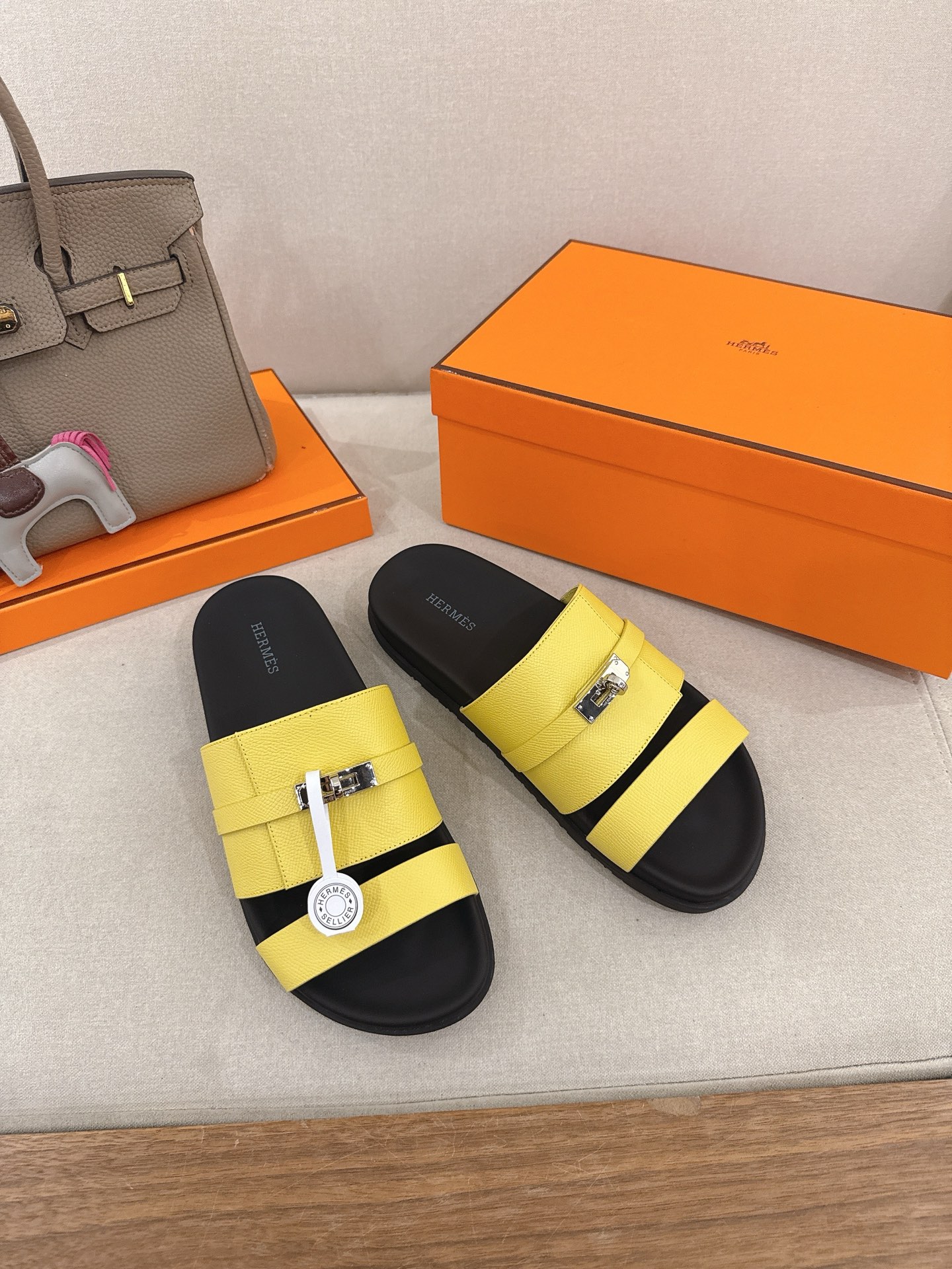 NO:680608,『Latest colors on the official website』 Erjiu’s full range of slip-on sandals for women and men. Herme* new H slippers, fresh and new ~ fashionable, energetic and refreshing. I don’t need to explain much, everyone who has bought it knows TPU non-slip outsole. Women’s size 35-39 (40 customized, non-refundable). Men’s size 3945 (45 customized, non-refundable), slippers, hermes, sandals, slippers19860909『官网最新配色』 二舅拖凉鞋全系列女款男款 Herme*新款H拖鞋 鲜清艳新 ～时尚活力清气春息 不多解释了,买过的都知道 TPU防滑大底 35-39女码（40定做不退换）男码3945(45定做不退换),拖鞋,hermes,sandals,slippers,Women's Shoes