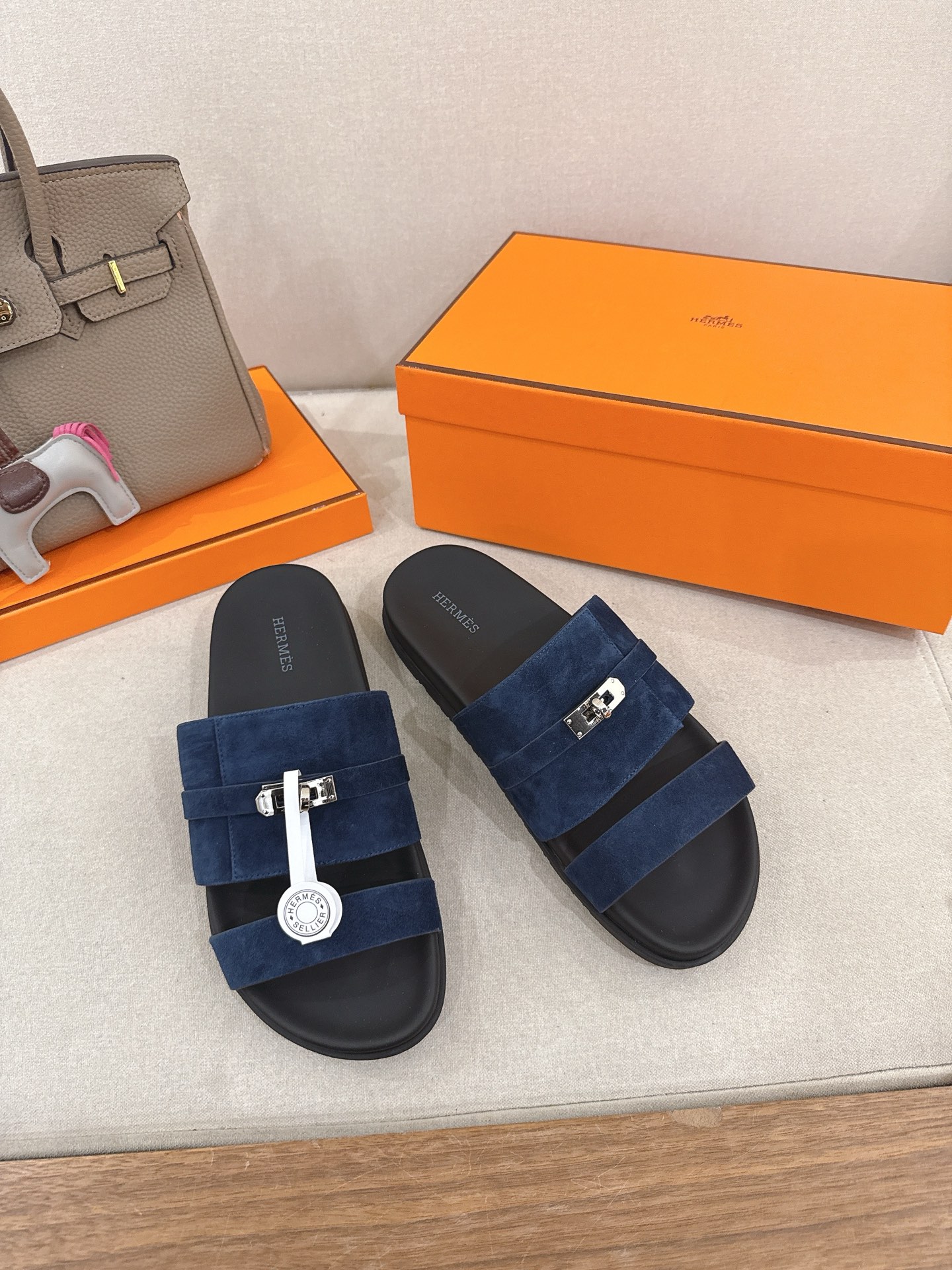 NO:680610,『Latest colors on the official website』 Erjiu slip-on sandals, full range of women's and men's models, Herme* new H slippers, bright and fresh ~ fashionable, energetic and youthful atmosphere, no need to explain, everyone who has bought it knows TPU anti-slip outsole, women's size 35-39 (40 customized, non-refundable), male size 3945 (45, customized, non-refundable), slippers, hermes, sandals, slippers19860909『官网最新配色』 二舅拖凉鞋全系列女款男款 Herme*新款H拖鞋 鲜艳清新 ～时尚活力青春气息 不多解释了,买过的都知道 TPU防滑大底 35-39女码（40定做不退换）男码3945(45定做不退换),拖鞋,hermes,sandals,slippers,Women's Shoes