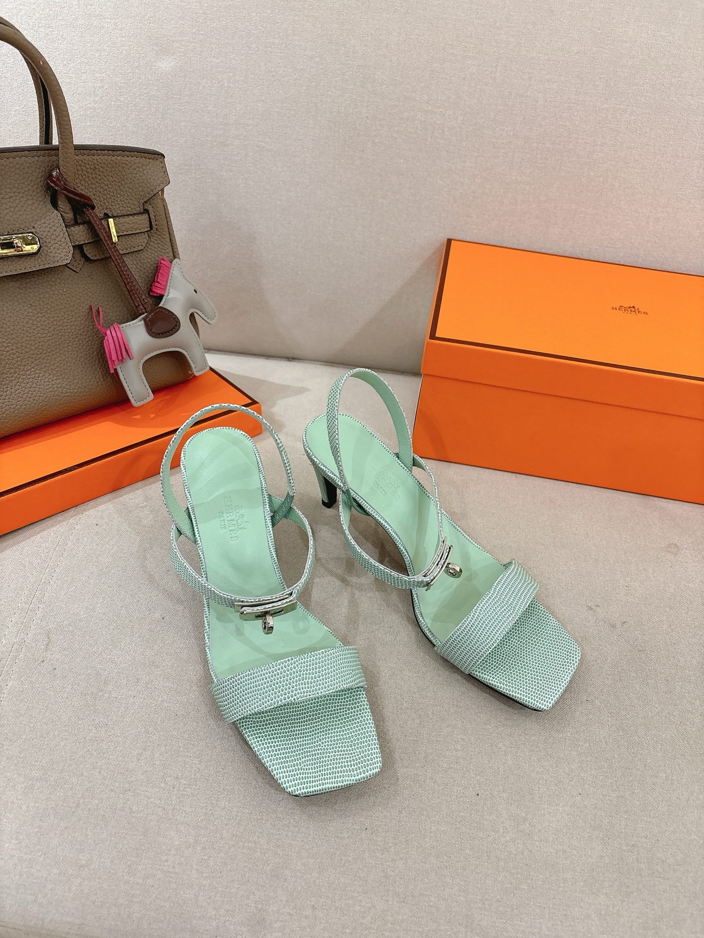 NO:680615,7.5cm Lizard Pattern Series Hermes Hermès Glamor Sandals Series————————————Fashionable and versatile Super comfortable Every detail is done to the extreme Matched with the same tone of the iconic pure steel Kelly hardware shoe buckle The design is simple and smooth to create a fashionable and feminine look Original suede Original 1:1 exclusive private mold heel/original leather outsole Heel height: 7.5cm  SIZE35-41 (40.41 customized, non-refundable and non-exchangeable), sandals, hermes, hermes, sandals, chamois leather, Leather soles198609097.5cm 蜥蜴纹系列Hermes 爱马仕Glamour凉鞋系列———————————时尚又百搭 超级舒服 每个细节都做到极致 搭配同色调标志性纯钢Kelly五金鞋扣 设计简约流畅 打造时尚柔美造型 原版麂皮 原版1:1独家私模鞋跟/原版真皮大底  跟高:7.5cm SIZE35-41（40.41定制不退不换）,凉鞋,hermes,hermes,sandals,chamois leather,Leather soles,Women's Shoes