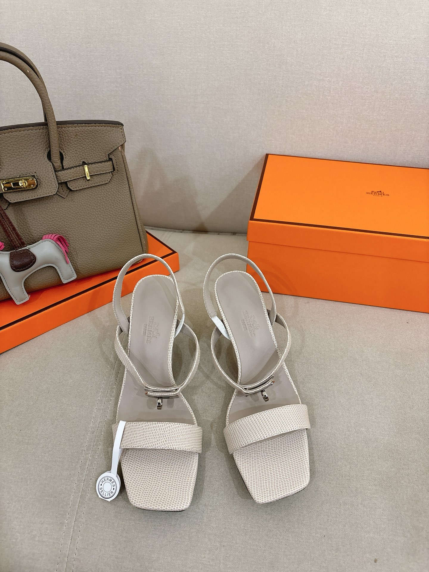NO:680622,7.5cm Lizard Pattern Series Hermes Hermès Glamor Sandals Series——————————Fashionable and versatile Super comfortable Every detail is perfected with the same tone of the iconic pure steel Kelly hardware shoe buckle The design is simple and smooth to create a fashionable and feminine look Original suede Original 1:1 exclusive private mold heel/original leather outsole Heel height: 7·5cm  SIZE35-41 (40.41 customized, non-refundable and non-exchangeable), sandals, hermes, hermes, sandals, chamois leather, Leather soles198609097.5cm 蜥蜴纹系列Hermes 爱马仕Glamour凉鞋系列———————————时尚又百搭 超级舒服 每个细节都做到极致 搭配同色调标志性纯钢Kelly五金鞋扣 设计简约流畅 打造时尚柔美造型 原版麂皮 原版1:1独家私模鞋跟/原版真皮大底  跟高:7·5cm SIZE35-41（40.41定制不退不换）,凉鞋,hermes,hermes,sandals,chamois leather,Leather soles,Women's Shoes