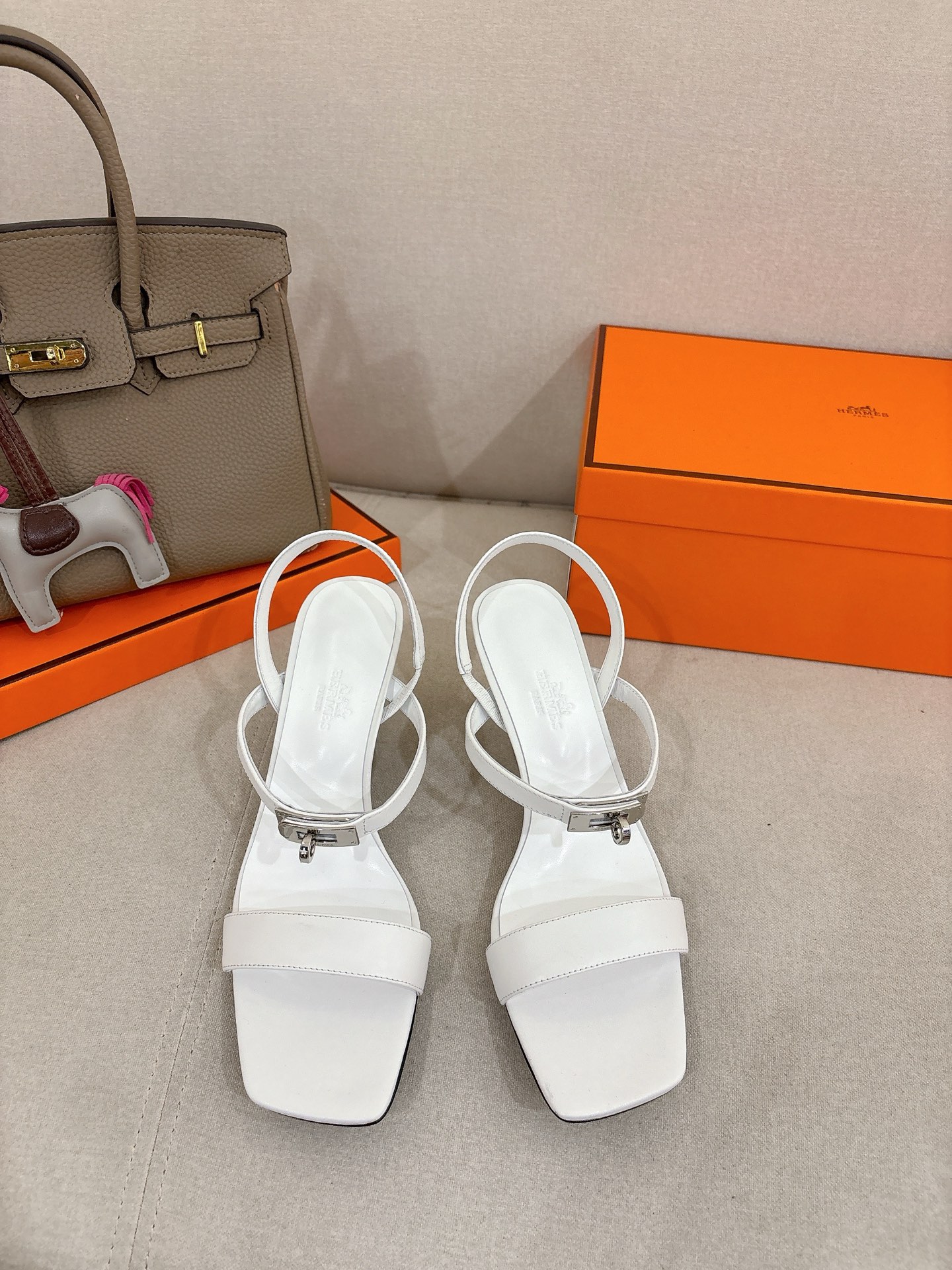 NO:680626,7.5cm Hermes Glamor Sandals Series——————————Fashionable and versatile, super comfortable, every detail is perfected, matched with the iconic pure steel Kelly hardware shoe buckle of the same tone, the design is simple and smooth, creating a fashionable and feminine look. Original suede, original 1:1 exclusive private mold heel/original leather outsole, heel height: 7·5cm  SIZE35-41 (40.41 customized, non-refundable and non-exchangeable), sandals, hermes, hermes, sandals, chamois leather, Leather soles198609097.5cm Hermes 爱马仕Glamour凉鞋系列———————————时尚又百搭 超级舒服 每个细节都做到极致 搭配同色调标志性纯钢Kelly五金鞋扣 设计简约流畅 打造时尚柔美造型 原版麂皮 原版1:1独家私模鞋跟/原版真皮大底  跟高:7·5cm SIZE35-41（40.41定制不退不换）,凉鞋,hermes,hermes,sandals,chamois leather,Leather soles,Women's Shoes