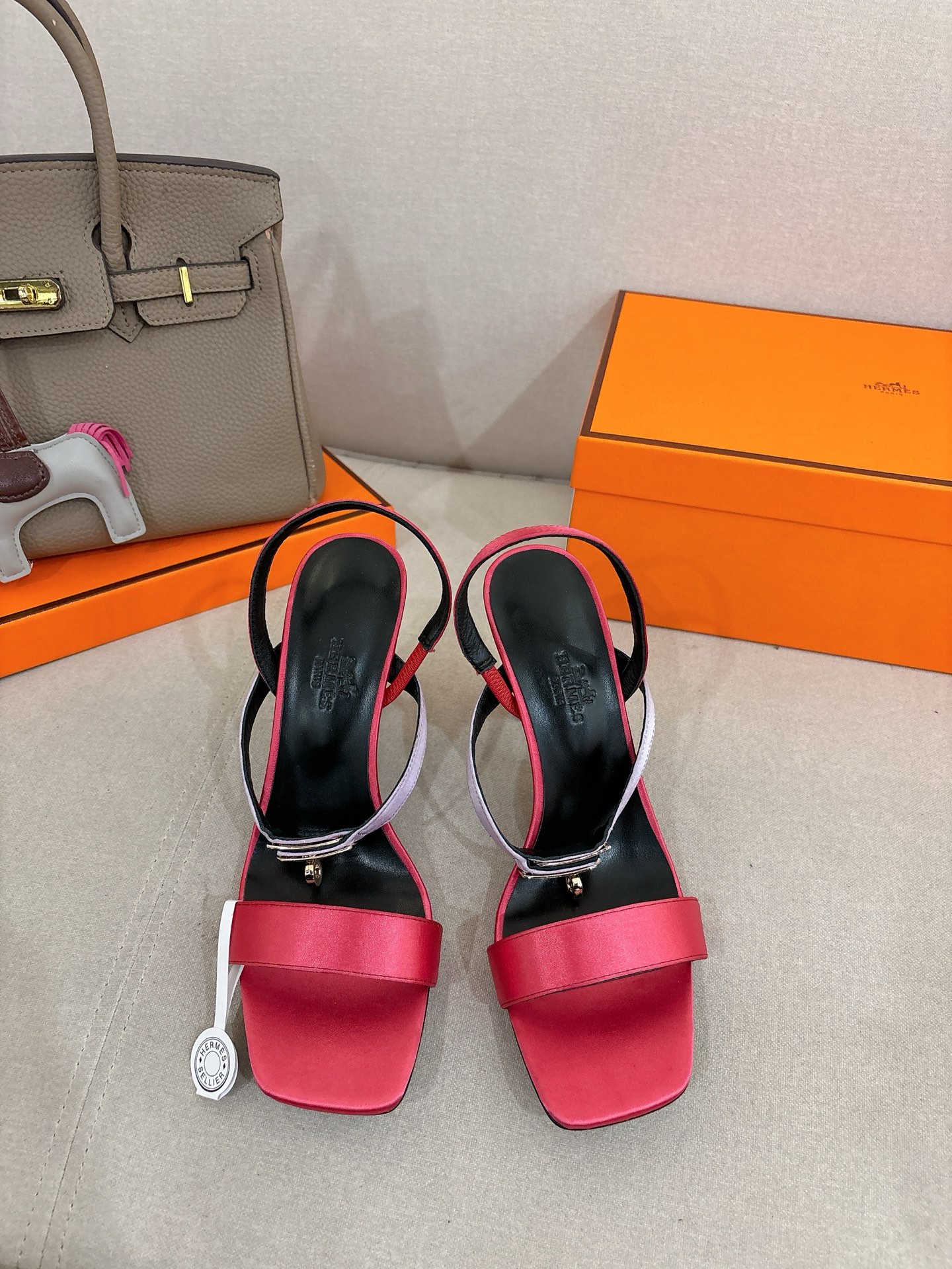 NO:680636,9.5cm Hermes Glamor Sandals Series————————————Fashionable and versatile, super comfortable, every detail is done to the extreme, matched with the same tone of the iconic pure steel Kelly hardware shoe buckle, the design is simple and smooth, creating a fashionable and feminine look. Original suede, original 1:1 exclusive private mold heel/original leather outsole, heel height: 9.5cm  SIZE35-41 (40.41 customized, non-refundable and non-exchangeable), sandals, hermes, hermes, sandals, chamois leather, Leather soles198609099.5cm Hermes 爱马仕Glamour凉鞋系列———————————时尚又百搭 超级舒服 每个细节都做到极致 搭配同色调标志性纯钢Kelly五金鞋扣 设计简约流畅 打造时尚柔美造型 原版麂皮 原版1:1独家私模鞋跟/原版真皮大底  跟高:9.5cm SIZE35-41（40.41定制不退不换）,凉鞋,hermes,hermes,sandals,chamois leather,Leather soles,Women's Shoes