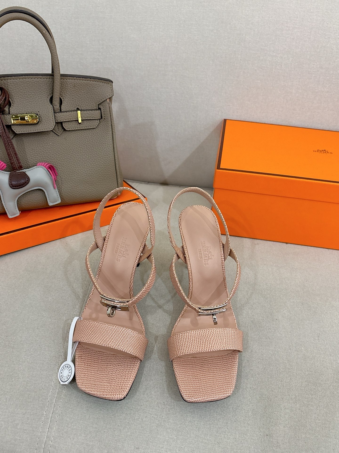 NO:680629,9.5cm Lizard Pattern Series Hermes Hermès Glamor Sandals Series————————————Fashionable and versatile Super comfortable Every detail is done to the extreme Matched with the same tone of the iconic pure steel Kelly hardware shoe buckle The design is simple and smooth to create a fashionable and feminine look Original suede Original 1:1 exclusive private mold heel/original leather outsole Heel height: 9.5cm  SIZE35-41 (40.41 customized, non-refundable and non-exchangeable), sandals, hermes, hermes, sandals, chamois leather, Leather soles198609099.5cm 蜥蜴纹系列Hermes 爱马仕Glamour凉鞋系列———————————时尚又百搭 超级舒服 每个细节都做到极致 搭配同色调标志性纯钢Kelly五金鞋扣 设计简约流畅 打造时尚柔美造型 原版麂皮 原版1:1独家私模鞋跟/原版真皮大底  跟高:9.5cm SIZE35-41（40.41定制不退不换）,凉鞋,hermes,hermes,sandals,chamois leather,Leather soles,Women's Shoes