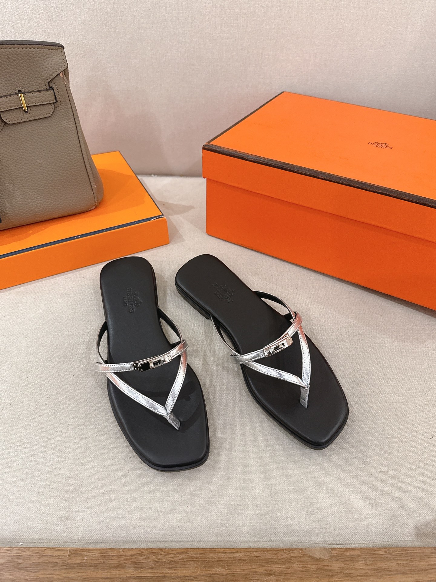 NO:724551,Hermes Miss sandal series————————————Fashionable and versatile Super comfortable Every detail is made to the extreme Original cowhide fabric Original 1:1 exclusive private mold upper/Exclusive private mold pure steel with small curvature Kelly hardware accessories/Original leather welt outsole (My hardware accessories have the same curvature as ZP, not the straight version of the market version)  SIZE34~42 (34.40.41.42.43 customized, non-refundable and non-exchangeable), split-toe shoes, hermes, hermes, sandals, cowhide19860909Hermes 爱马仕 Miss 凉鞋系列———————————时尚又百搭 超级舒服 每个细节都做到极致 原版牛皮面料 原版1:1独家私模鞋面/独家私模纯钢带弧度小Kelly五金配件/原版真皮沿条大底 （我家的五金配件和ZP一样带弧度的,不是市场版本直的） SIZE34~42（34.40.41.42.43定制不退不换）,分趾鞋,hermes,hermes,sandals,cowhide,Women's Shoes