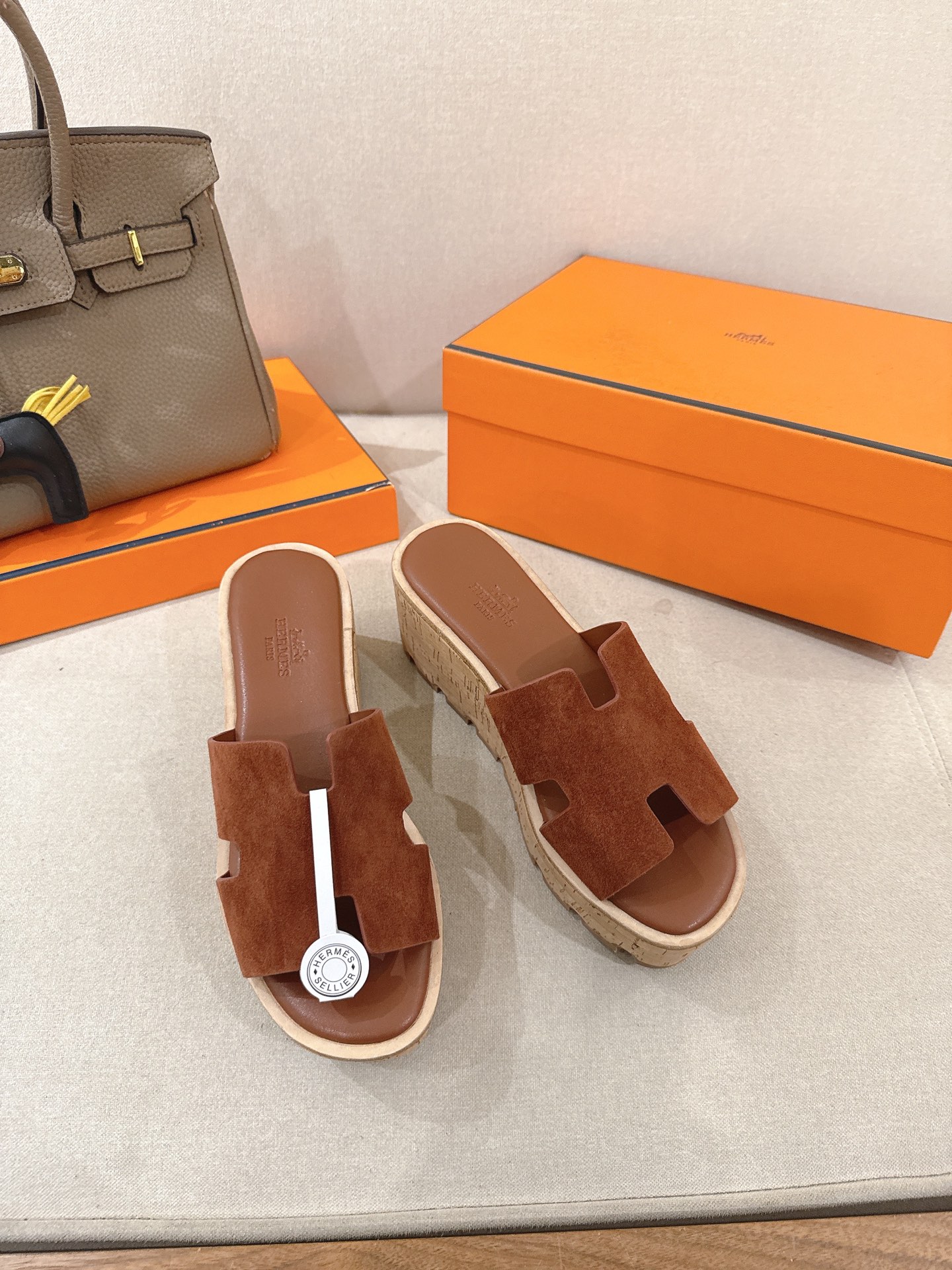 NO:724545,'Suede Series' h-family 2025 Hermès new spring and summer H sandals, exclusive original water table private model, a classic and versatile item for thousands of years!  Purely handmade top version. Welcome to compare. Original imported leather for the upper. Top-grade mixed sheepskin for the lining. Italian genuine leather outsole craftsmanship. Code number 35~39 (40.41 custom-made, non-refundable and non-exchangeable). Slippers, hermes, sandals, slippers, sheepskin, chamois leather, Leather soles19860909『麂皮系列』h家2025爱马仕 春夏新款H凉鞋 独家原版水台私模 万年经典百搭单品！纯手工制作顶级版本 欢迎对比 鞋面进口原版皮料 内里垫脚顶级混种羊皮 大底意大利真皮大底工艺 码数35～39（40.41订做不退不换）,拖鞋,hermes,sandals,slippers,sheepskin,chamois leather,Leather soles,Women's Shoes