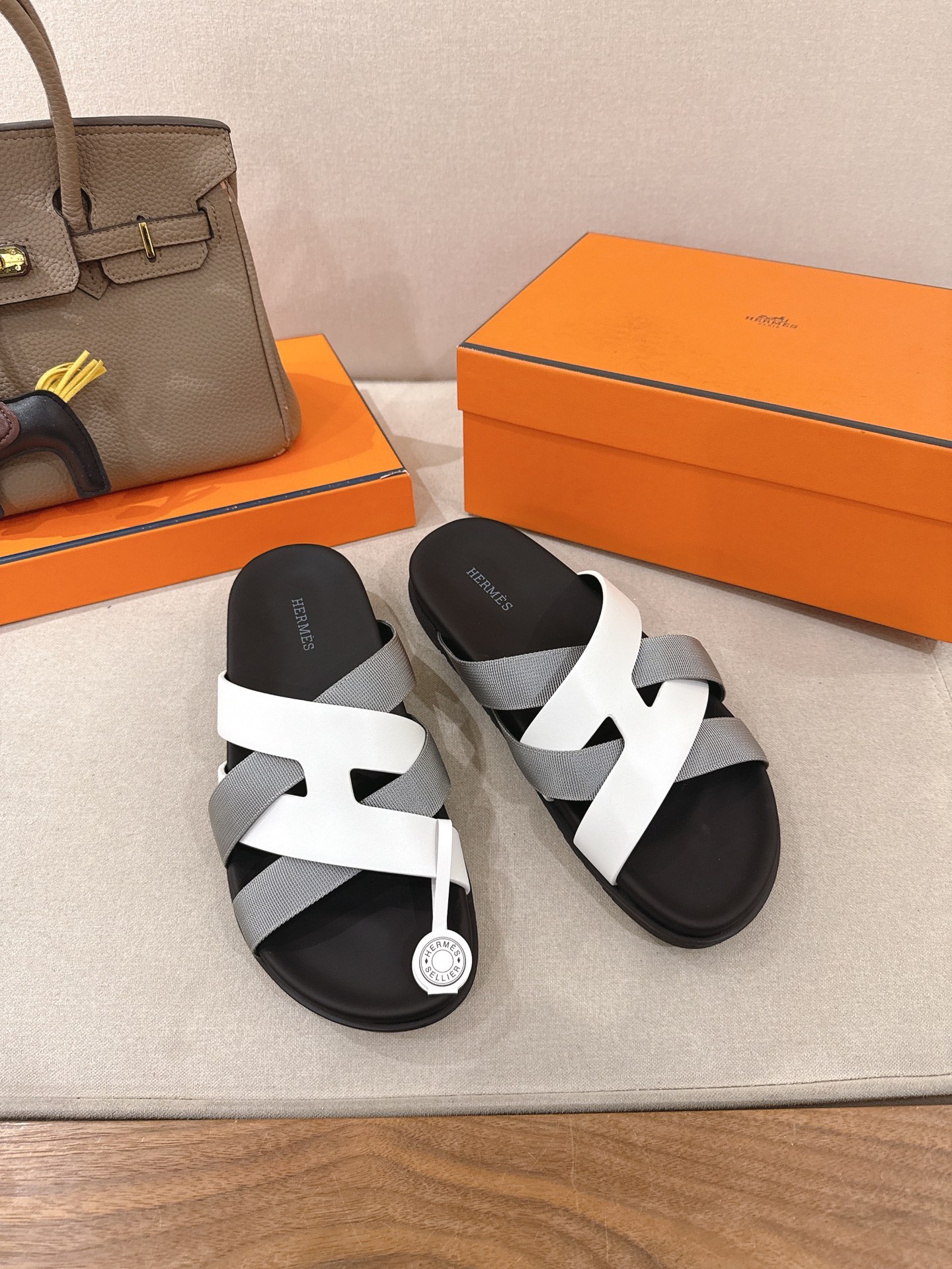 NO:724532,『Latest colors on the official website』 Erjiu slip-on sandals, full range of women's and men's models, Herme* new H slippers, bright and fresh ~ fashionable, energetic and youthful atmosphere, no need to explain, everyone who has bought it knows TPU anti-slip outsole, women's size 35-39 (40 customized, non-refundable), male size 3945 (45, customized, non-refundable), slippers, hermes, sandals, slippers19860909『官网最新配色』 二舅拖凉鞋全系列女款男款 Herme*新款H拖鞋 鲜艳清新 ～时尚活力青春气息 不多解释了,买过的都知道 TPU防滑大底 35-39女码（40定做不退换）男码3945(45定做不退换),拖鞋,hermes,sandals,slippers,Women's Shoes