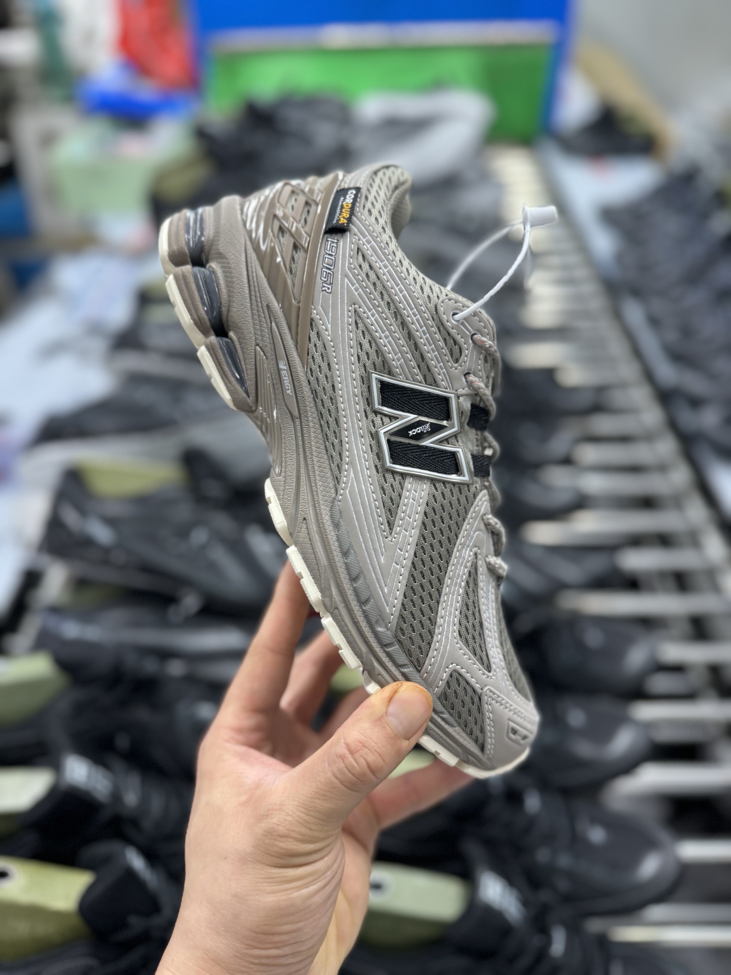 P220New Balance U1906ROB经典灰 NB新百伦潮流复古织物皮革减震防滑耐磨轻便低帮跑步鞋 原档数据独立私模大底 唯一正确六层组合大底 RB前软后硬 百分百还原原鞋脚感 基于市场现有版本全新升级调整 NB市场最强产物 全网最全配色加持 全套原楦原纸板原厂数据开发 全鞋电脑针车加持 原厂网布 原装进口头层翻毛皮料正确绒感卡色 正确中底拉帮中底网布细节 一比一手工擦旧效果 冲裁组合 匠心打造 耗时两个月开发完成 工艺极其复杂难度可想而知 高端零售专供产物 尺码：36 37 37.5 38 38.5 39.5 40 40.5 41.5 42 42.5 43 44 44.5 45 45.5 46.5