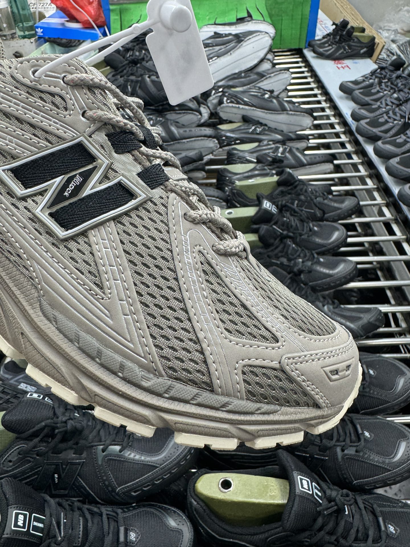 P220New Balance U1906ROB经典灰 NB新百伦潮流复古织物皮革减震防滑耐磨轻便低帮跑步鞋 原档数据独立私模大底 唯一正确六层组合大底 RB前软后硬 百分百还原原鞋脚感 基于市场现有版本全新升级调整 NB市场最强产物 全网最全配色加持 全套原楦原纸板原厂数据开发 全鞋电脑针车加持 原厂网布 原装进口头层翻毛皮料正确绒感卡色 正确中底拉帮中底网布细节 一比一手工擦旧效果 冲裁组合 匠心打造 耗时两个月开发完成 工艺极其复杂难度可想而知 高端零售专供产物 尺码：36 37 37.5 38 38.5 39.5 40 40.5 41.5 42 42.5 43 44 44.5 45 45.5 46.5