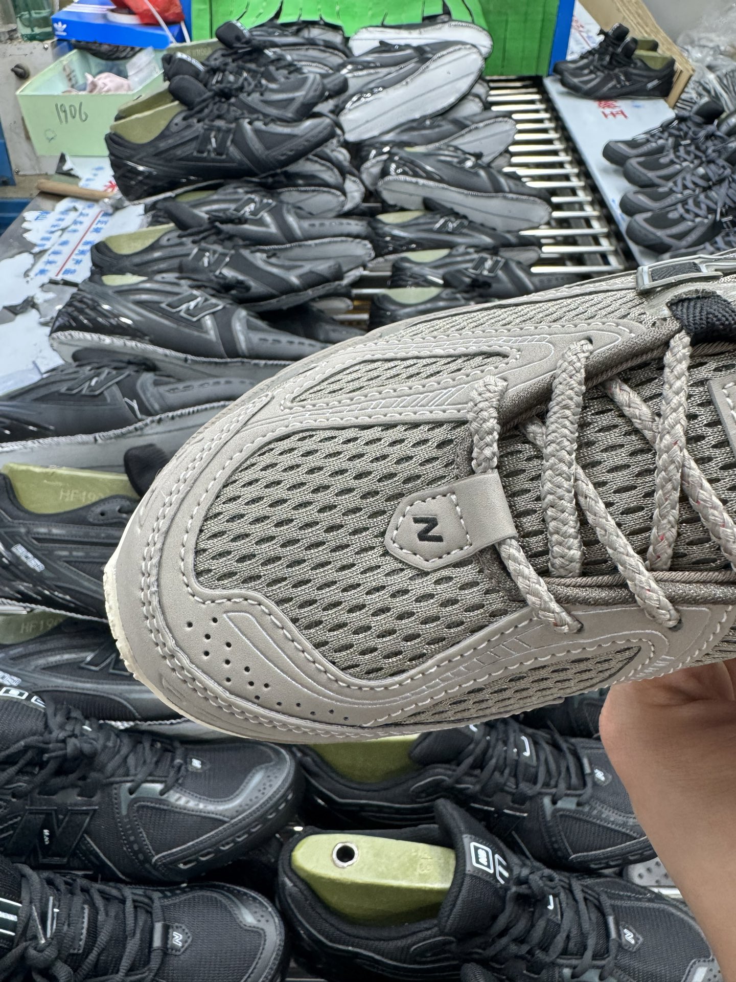 P220New Balance U1906ROB经典灰 NB新百伦潮流复古织物皮革减震防滑耐磨轻便低帮跑步鞋 原档数据独立私模大底 唯一正确六层组合大底 RB前软后硬 百分百还原原鞋脚感 基于市场现有版本全新升级调整 NB市场最强产物 全网最全配色加持 全套原楦原纸板原厂数据开发 全鞋电脑针车加持 原厂网布 原装进口头层翻毛皮料正确绒感卡色 正确中底拉帮中底网布细节 一比一手工擦旧效果 冲裁组合 匠心打造 耗时两个月开发完成 工艺极其复杂难度可想而知 高端零售专供产物 尺码：36 37 37.5 38 38.5 39.5 40 40.5 41.5 42 42.5 43 44 44.5 45 45.5 46.5