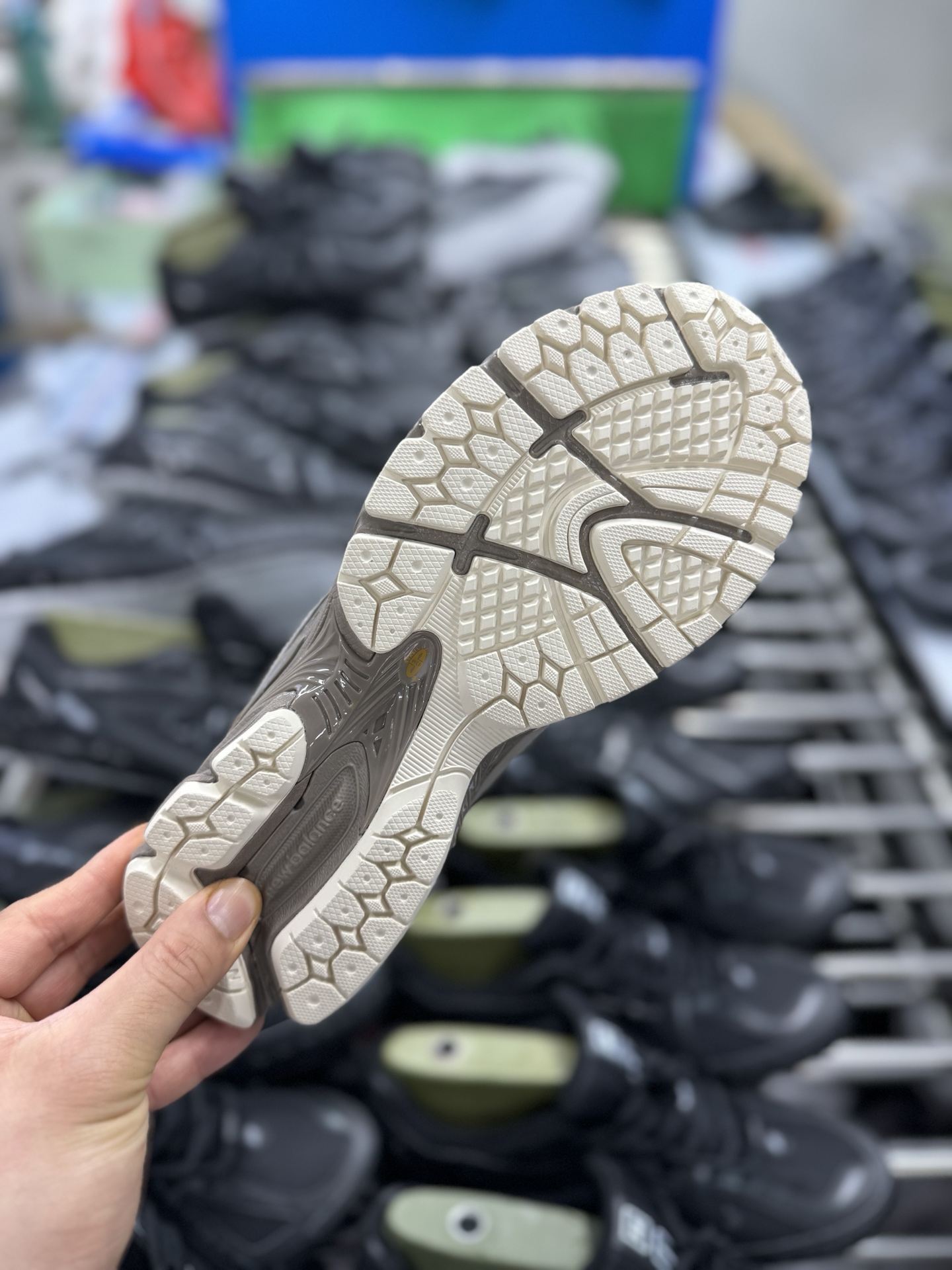 P220New Balance U1906ROB经典灰 NB新百伦潮流复古织物皮革减震防滑耐磨轻便低帮跑步鞋 原档数据独立私模大底 唯一正确六层组合大底 RB前软后硬 百分百还原原鞋脚感 基于市场现有版本全新升级调整 NB市场最强产物 全网最全配色加持 全套原楦原纸板原厂数据开发 全鞋电脑针车加持 原厂网布 原装进口头层翻毛皮料正确绒感卡色 正确中底拉帮中底网布细节 一比一手工擦旧效果 冲裁组合 匠心打造 耗时两个月开发完成 工艺极其复杂难度可想而知 高端零售专供产物 尺码：36 37 37.5 38 38.5 39.5 40 40.5 41.5 42 42.5 43 44 44.5 45 45.5 46.5