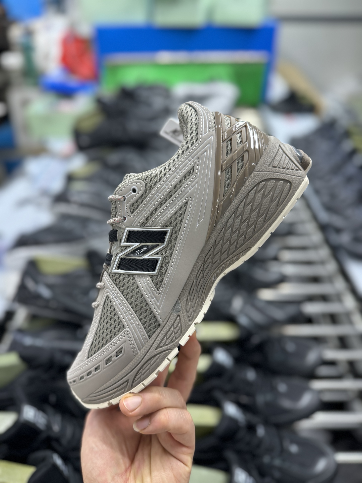 P220New Balance U1906ROB经典灰 NB新百伦潮流复古织物皮革减震防滑耐磨轻便低帮跑步鞋 原档数据独立私模大底 唯一正确六层组合大底 RB前软后硬 百分百还原原鞋脚感 基于市场现有版本全新升级调整 NB市场最强产物 全网最全配色加持 全套原楦原纸板原厂数据开发 全鞋电脑针车加持 原厂网布 原装进口头层翻毛皮料正确绒感卡色 正确中底拉帮中底网布细节 一比一手工擦旧效果 冲裁组合 匠心打造 耗时两个月开发完成 工艺极其复杂难度可想而知 高端零售专供产物 尺码：36 37 37.5 38 38.5 39.5 40 40.5 41.5 42 42.5 43 44 44.5 45 45.5 46.5
